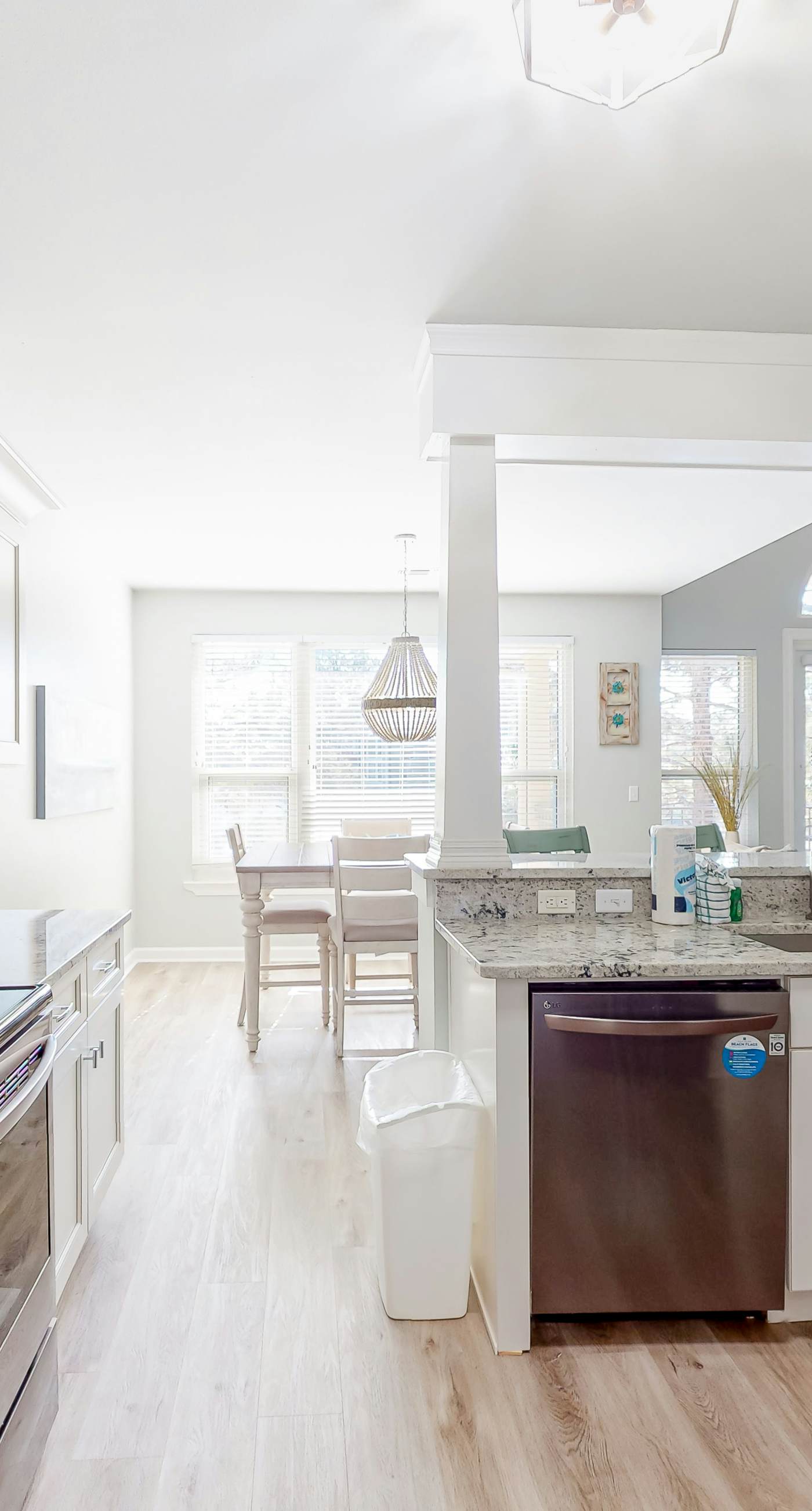 Delightful lakefront getaway with pools, golf on-site, tennis & golf cart