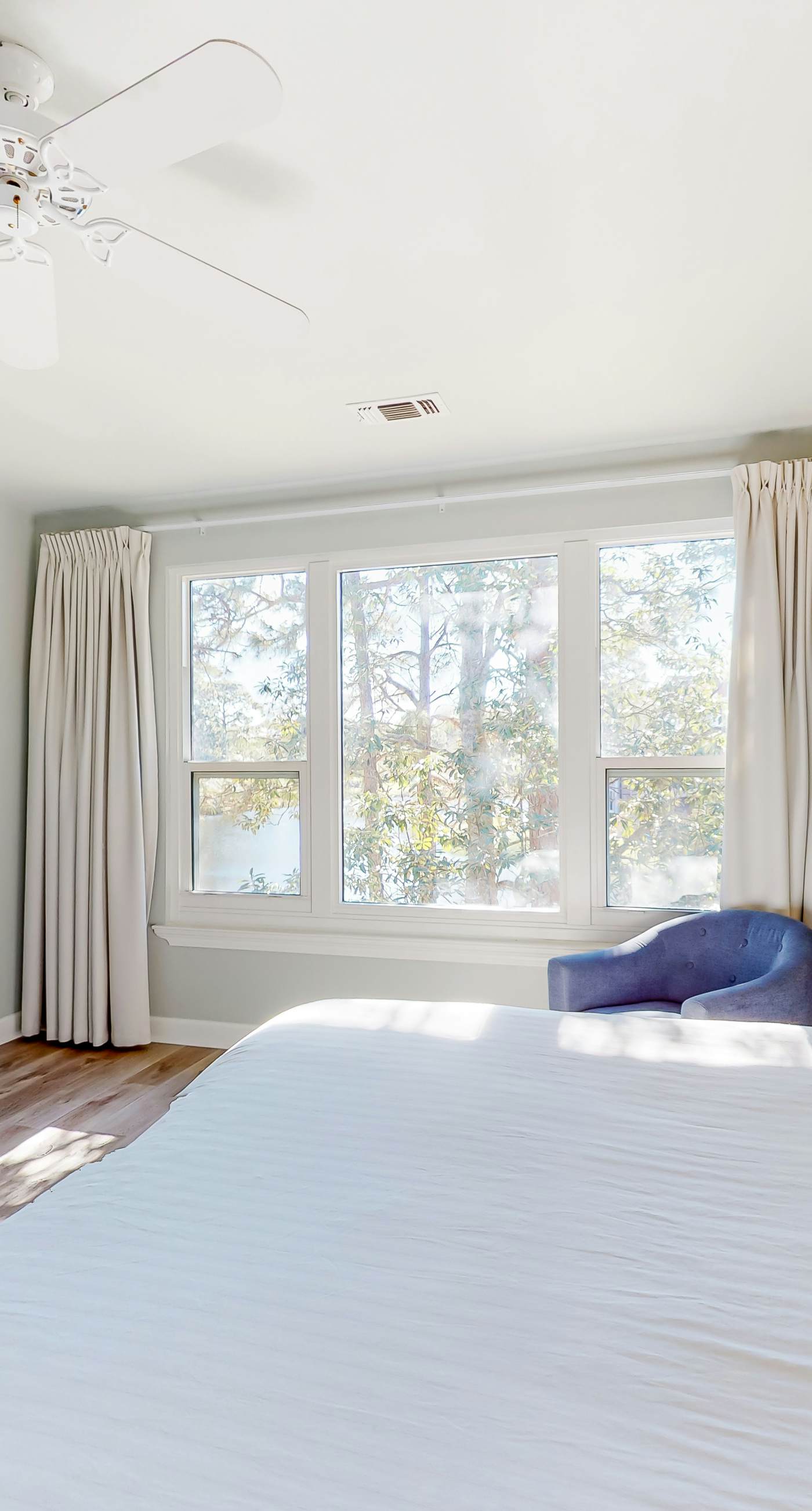 Delightful lakefront getaway with pools, golf on-site, tennis & golf cart