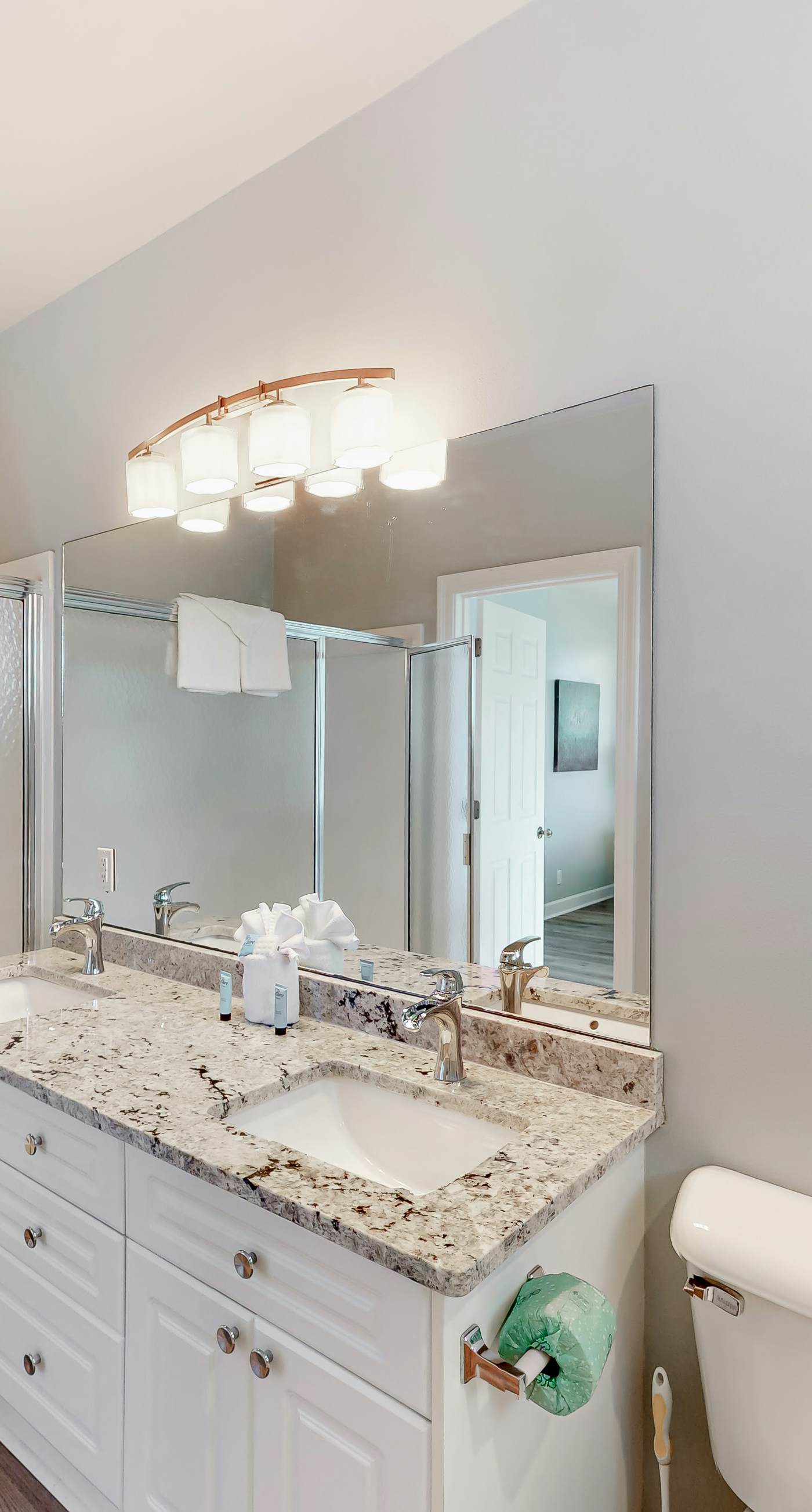 Delightful lakefront getaway with pools, golf on-site, tennis & golf cart