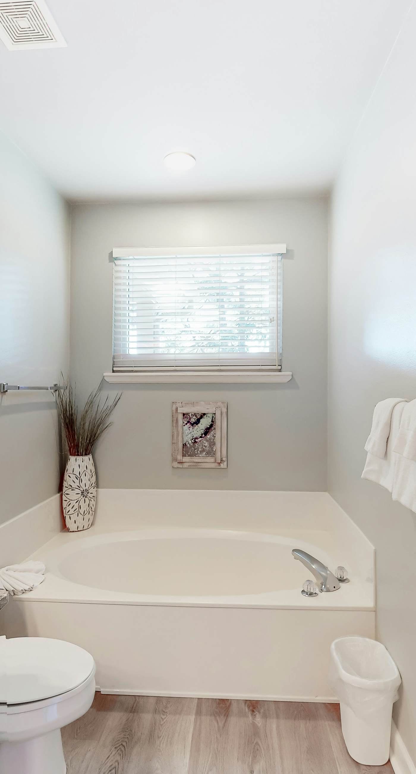 Delightful lakefront getaway with pools, golf on-site, tennis & golf cart