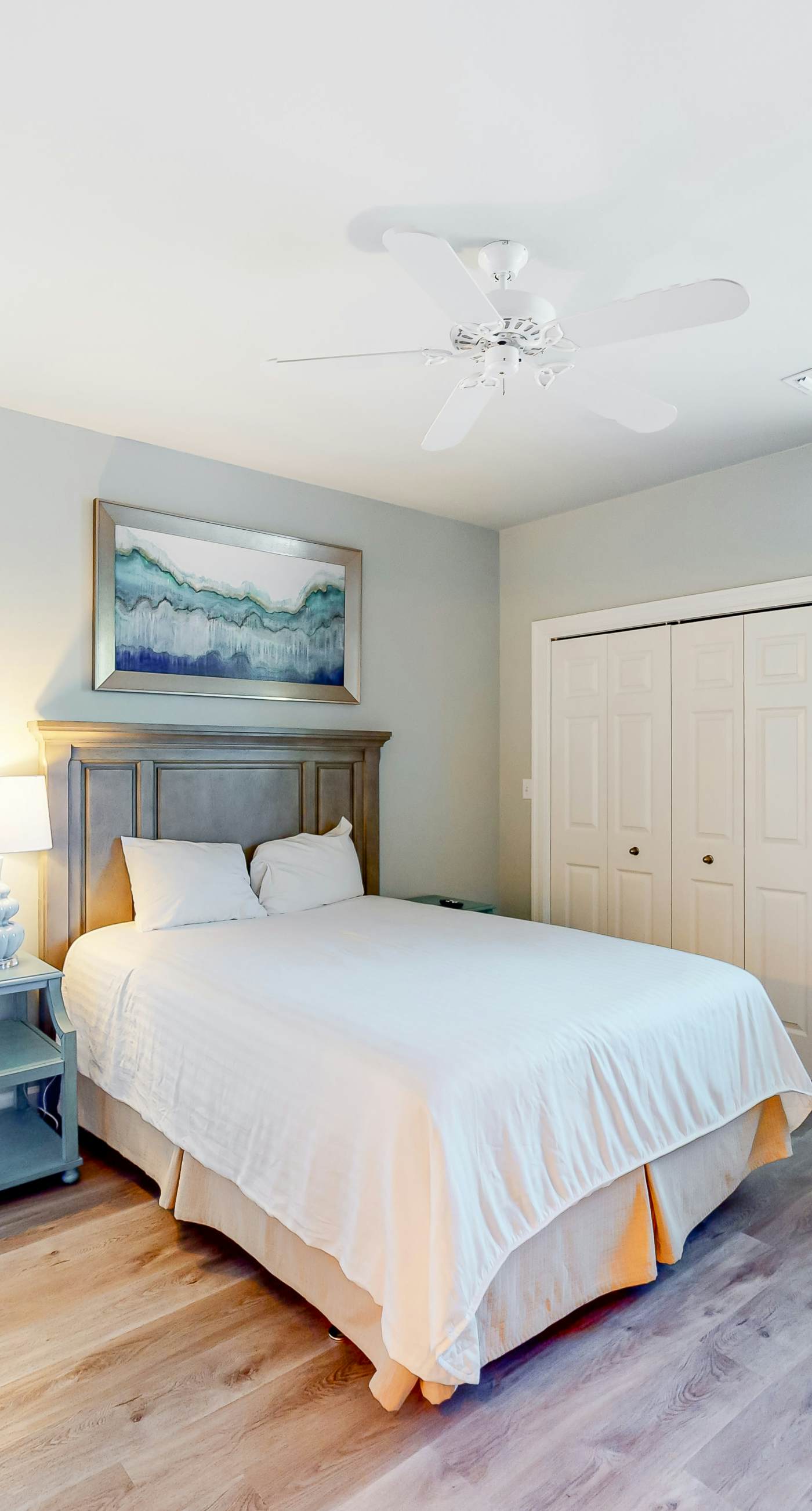 Delightful lakefront getaway with pools, golf on-site, tennis & golf cart