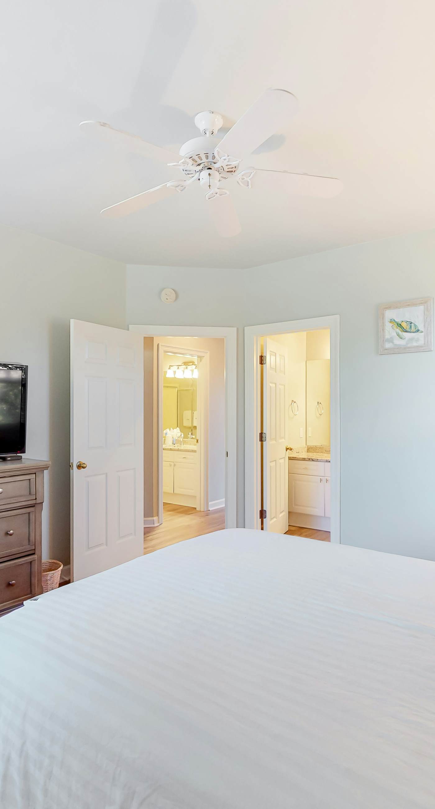 Delightful lakefront getaway with pools, golf on-site, tennis & golf cart