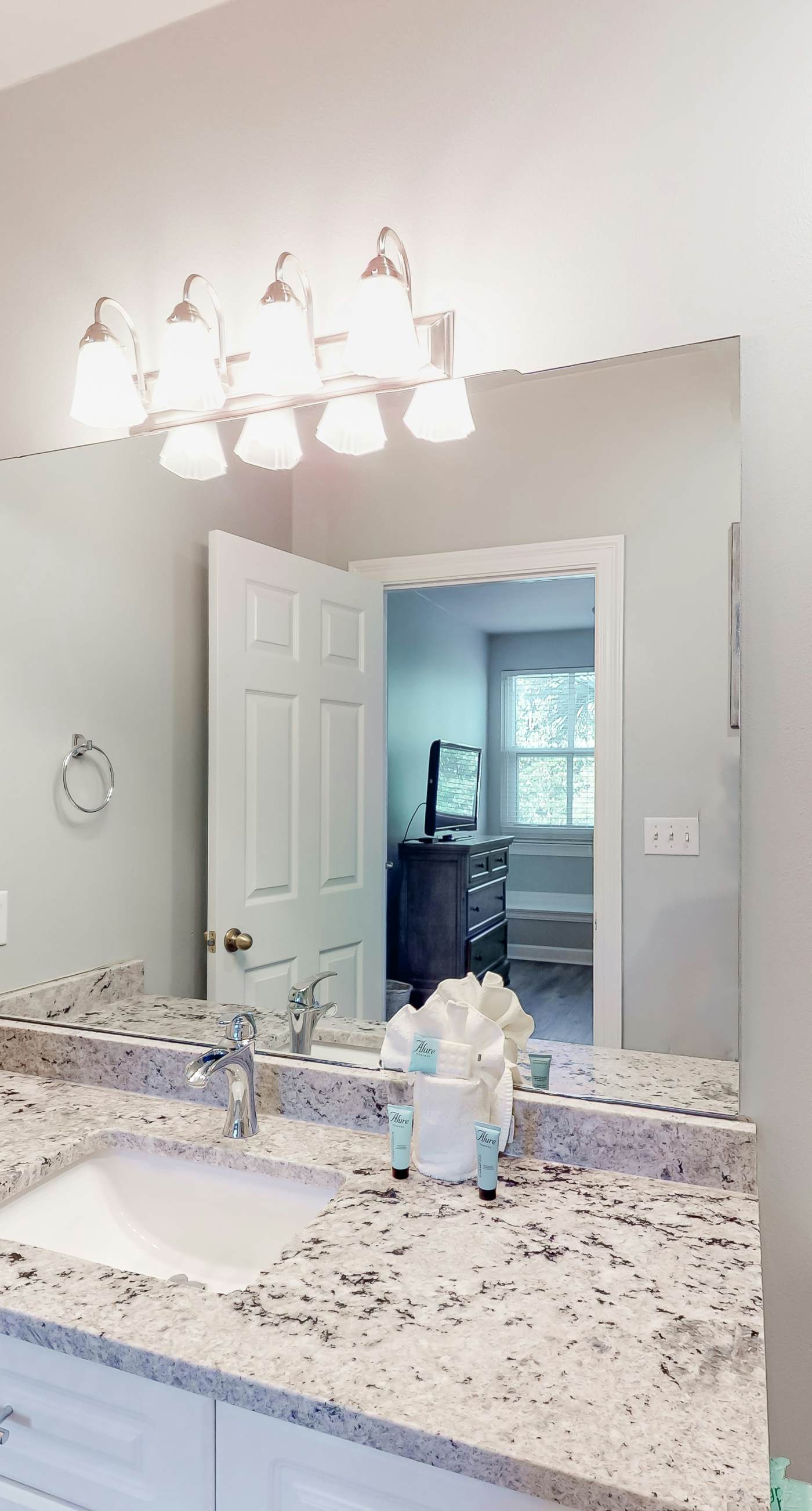 Delightful lakefront getaway with pools, golf on-site, tennis & golf cart