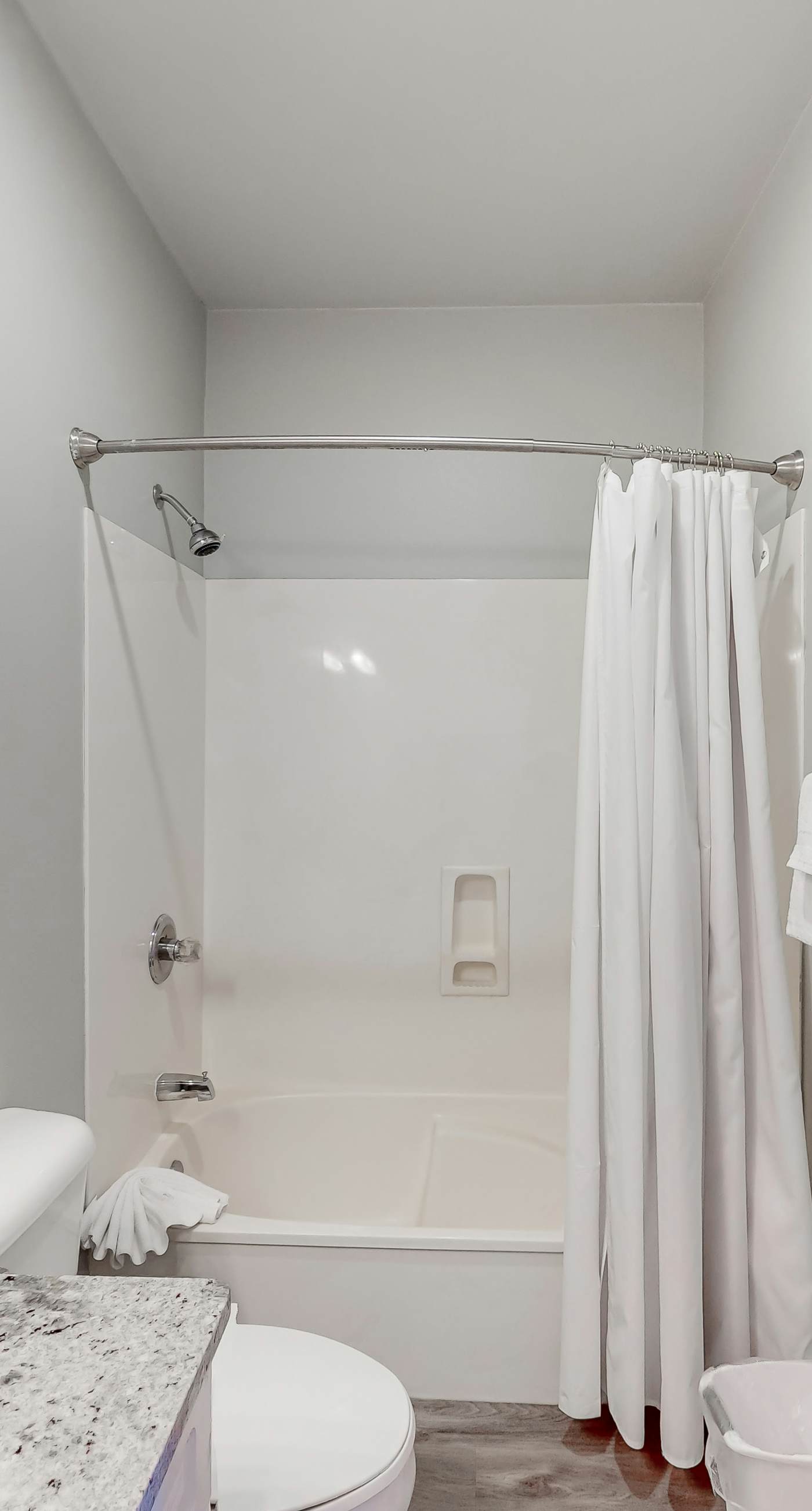 Delightful lakefront getaway with pools, golf on-site, tennis & golf cart