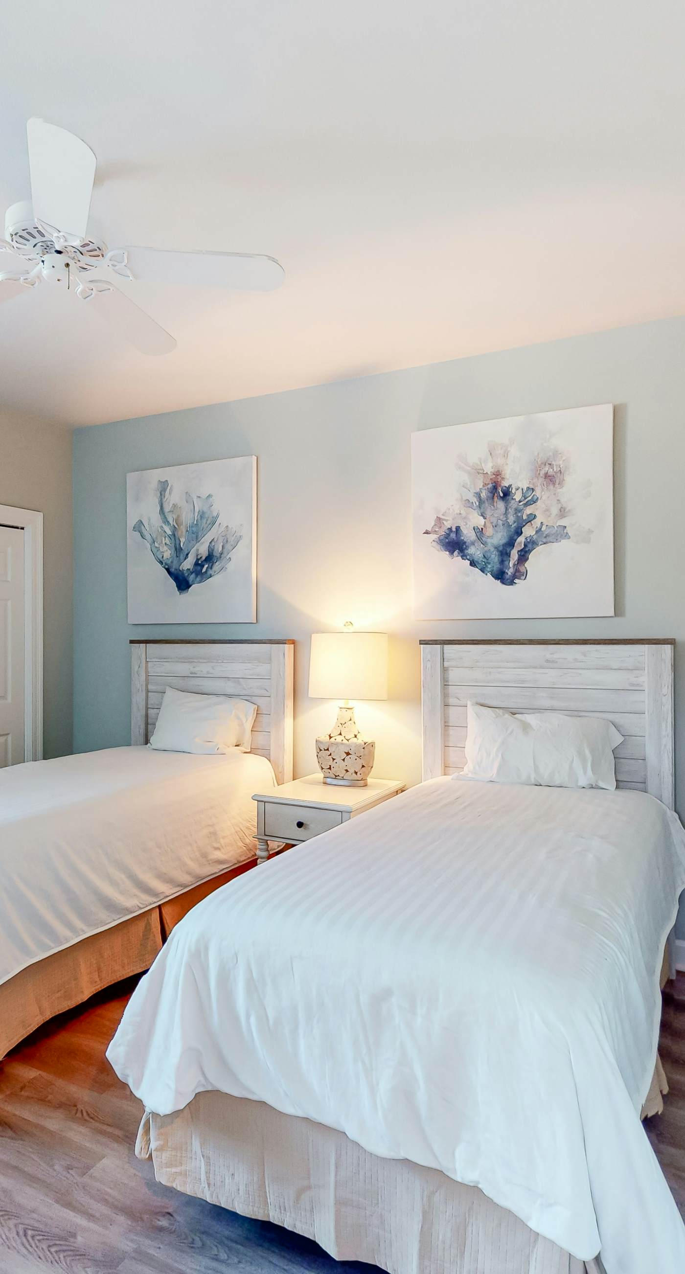 Delightful lakefront getaway with pools, golf on-site, tennis & golf cart