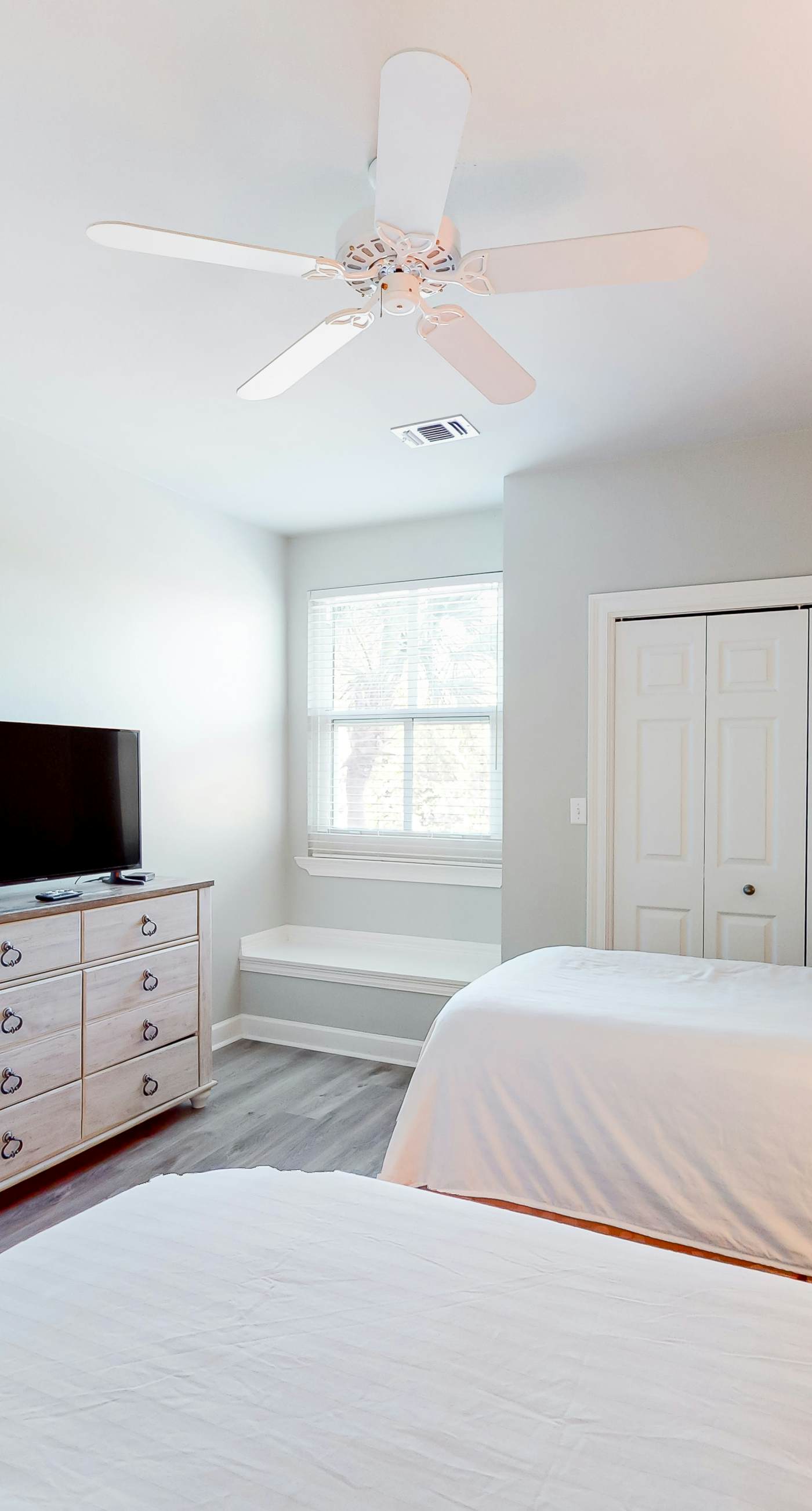 Delightful lakefront getaway with pools, golf on-site, tennis & golf cart