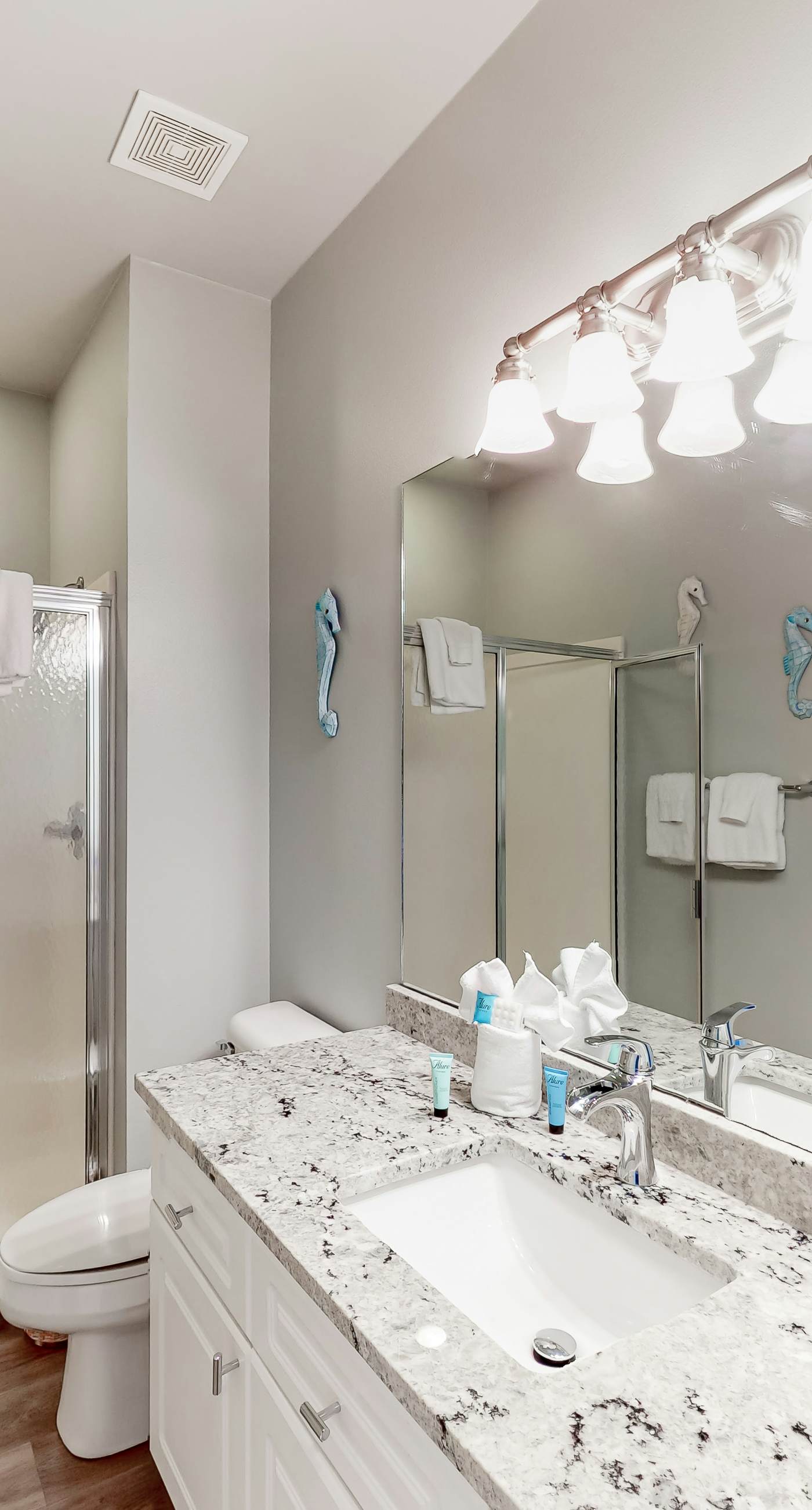 Delightful lakefront getaway with pools, golf on-site, tennis & golf cart