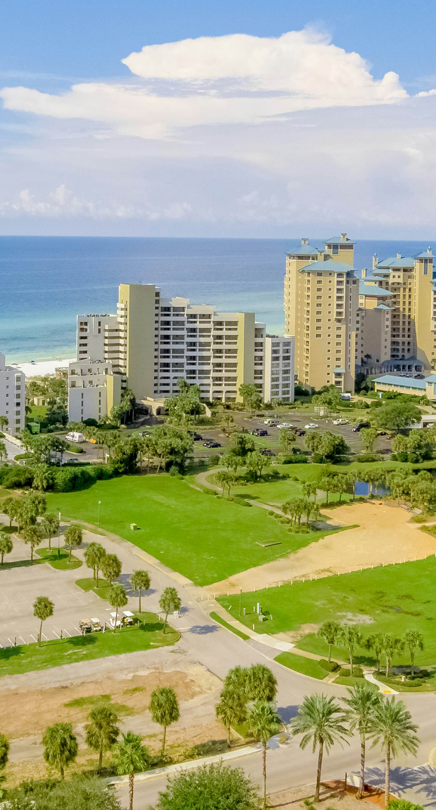 Delightful lakefront getaway with pools, golf on-site, tennis & golf cart