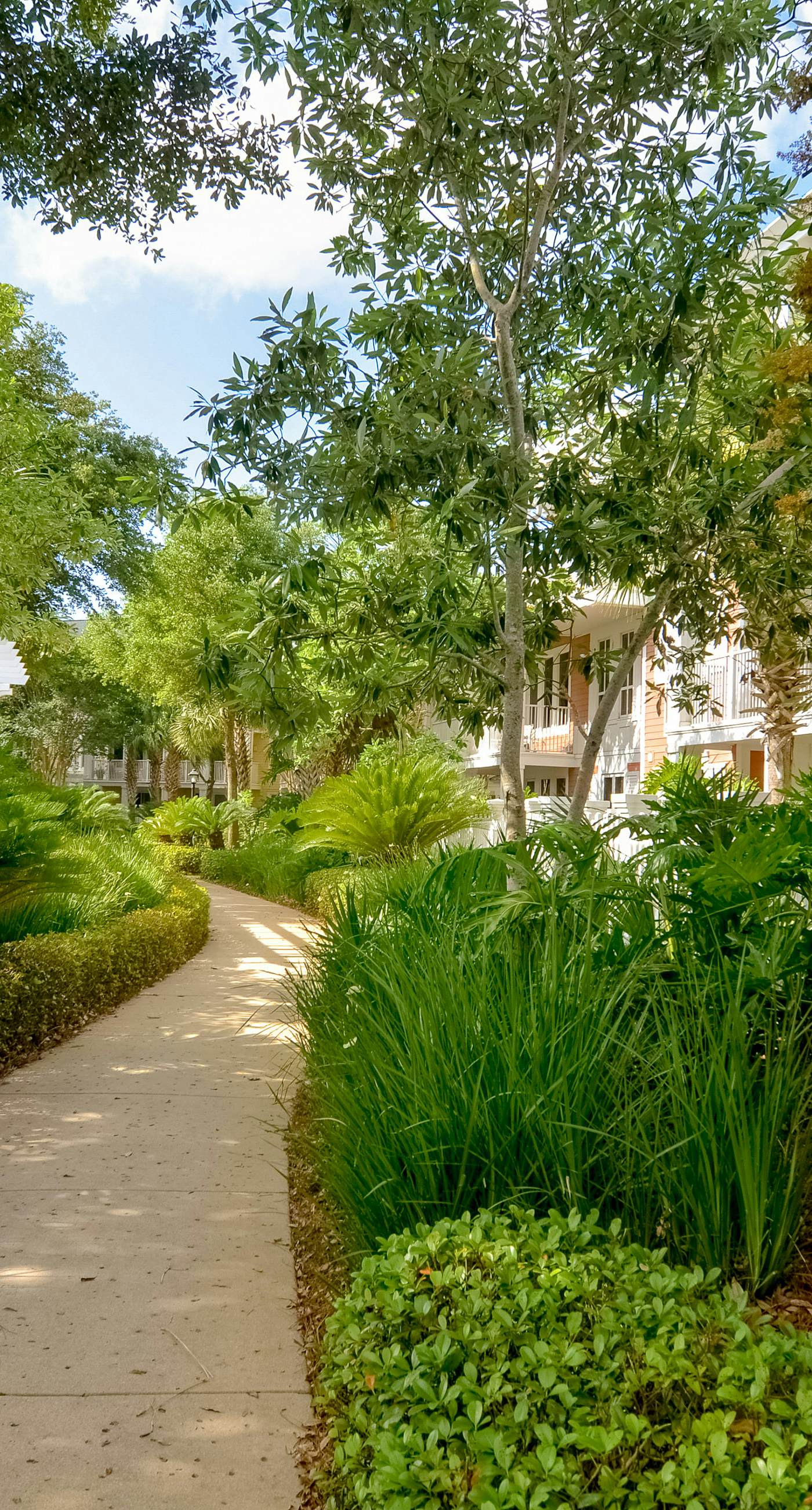 Delightful lakefront getaway with pools, golf on-site, tennis & golf cart