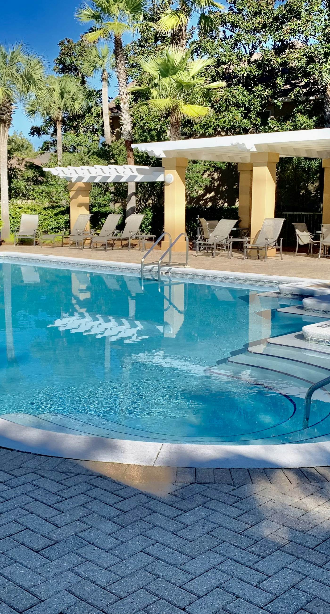 Delightful lakefront getaway with pools, golf on-site, tennis & golf cart