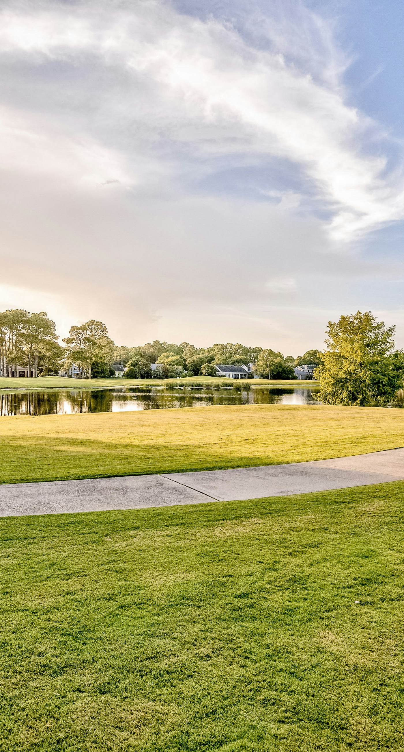 Delightful lakefront getaway with pools, golf on-site, tennis & golf cart