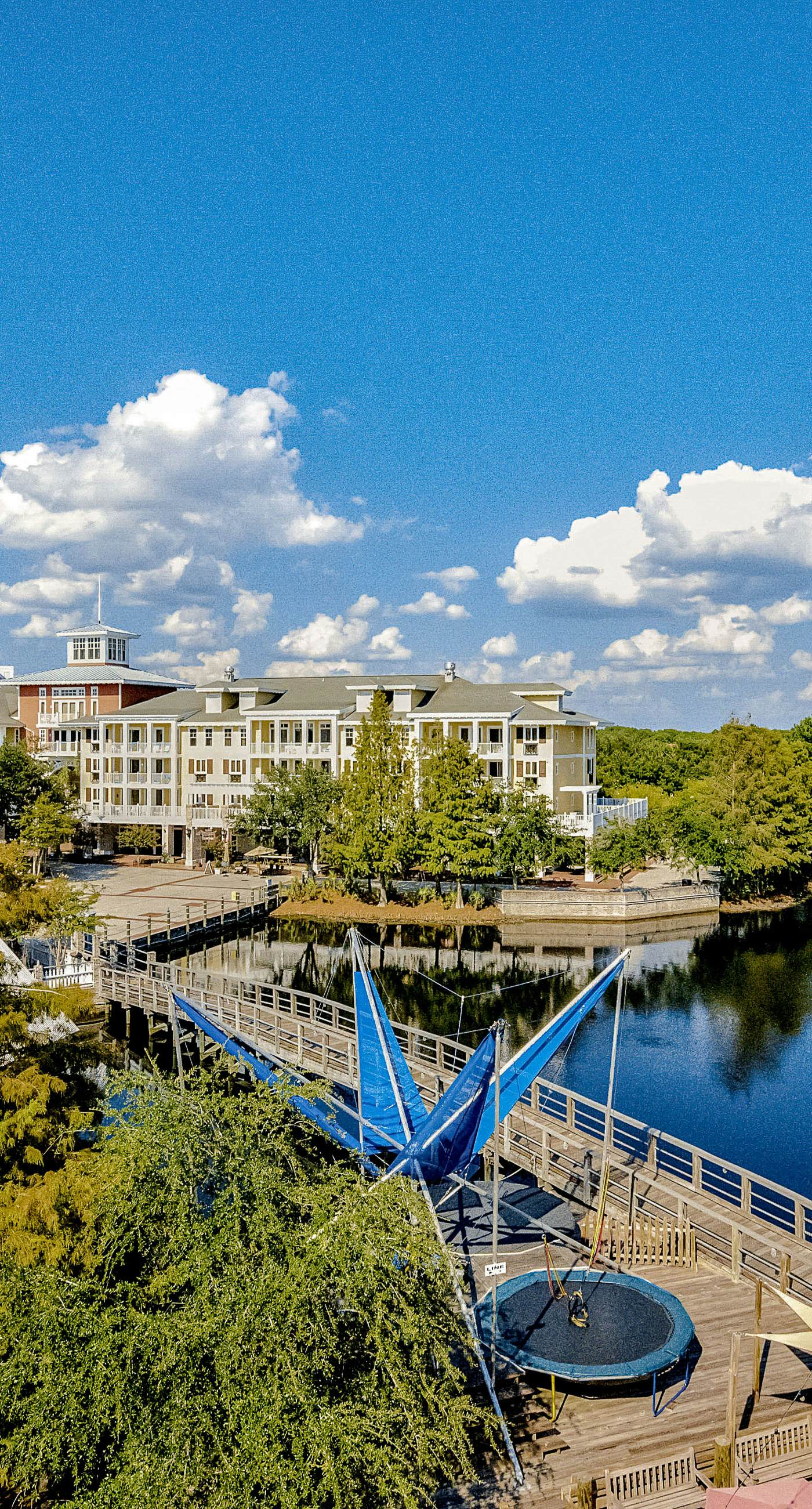 Delightful lakefront getaway with pools, golf on-site, tennis & golf cart