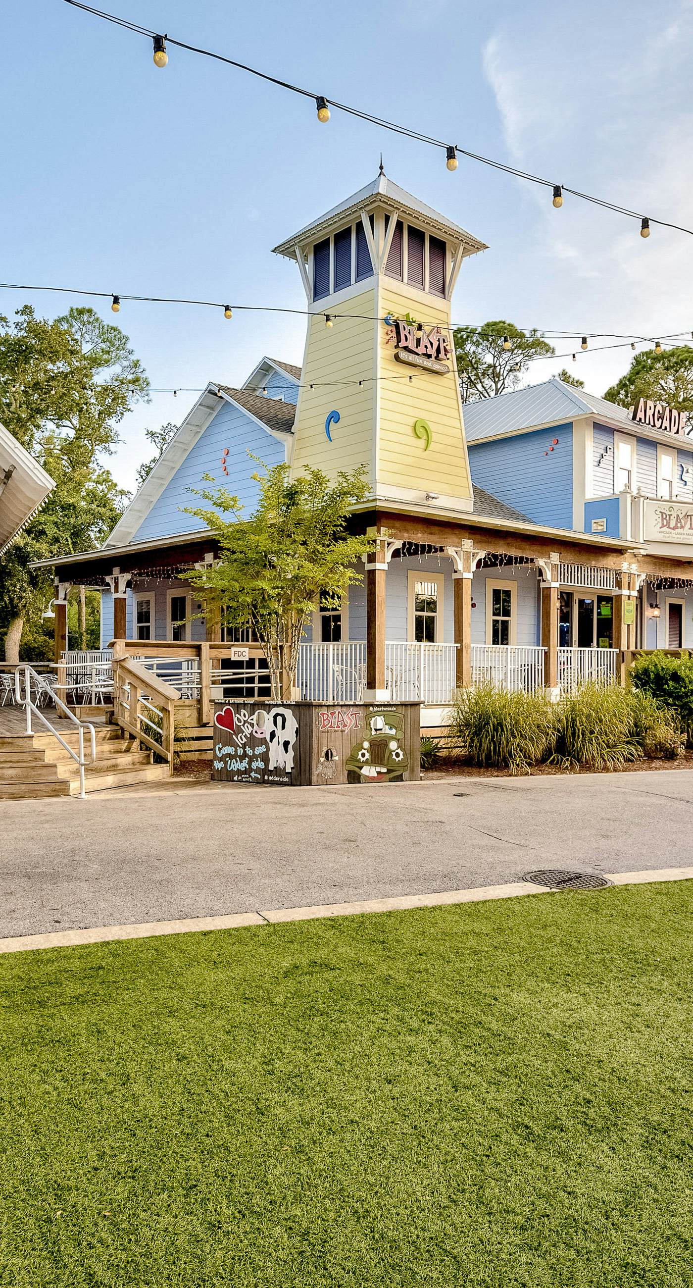 Delightful lakefront getaway with pools, golf on-site, tennis & golf cart