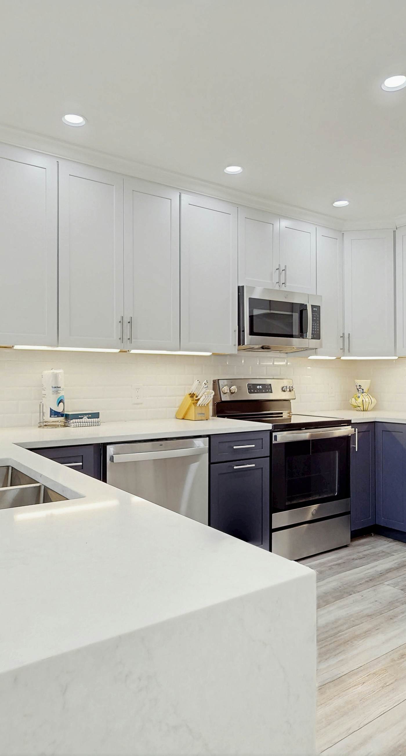 Gorgeous waterfront dog-friendly Villa with patio, deck, golf cart & shared pool