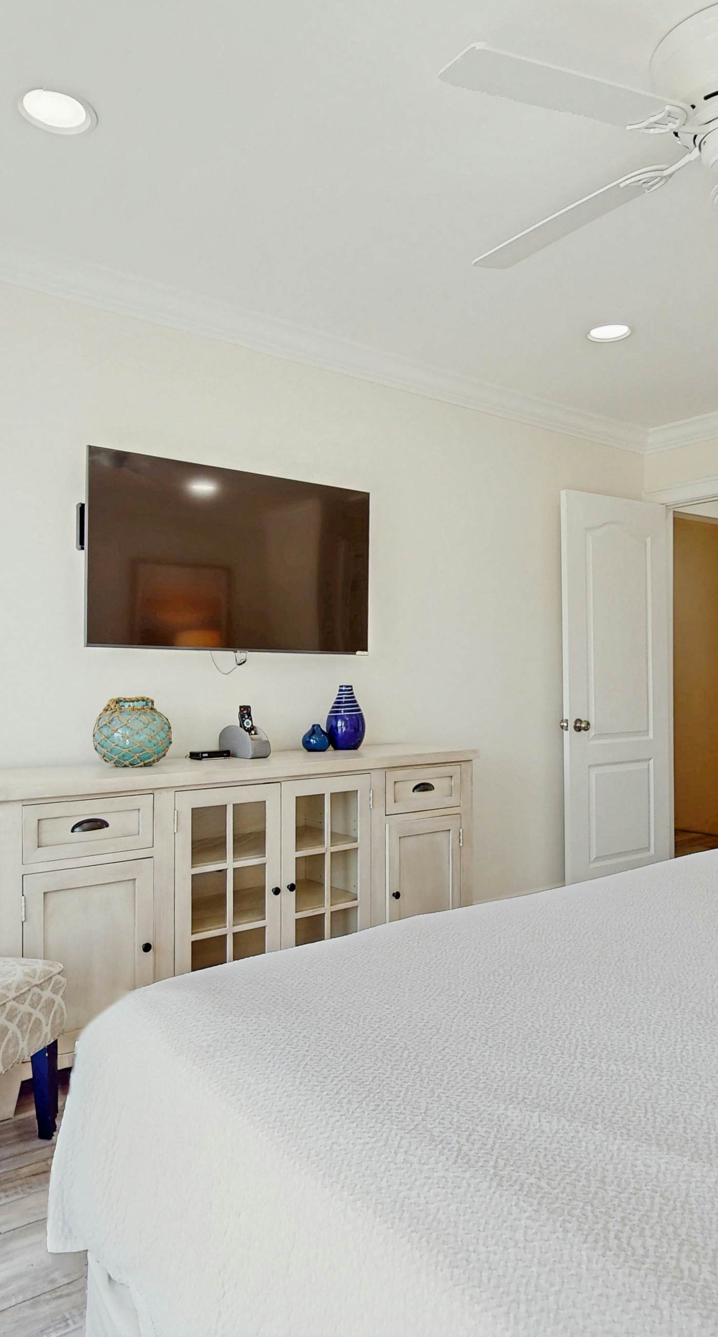 Gorgeous waterfront dog-friendly Villa with patio, deck, golf cart & shared pool