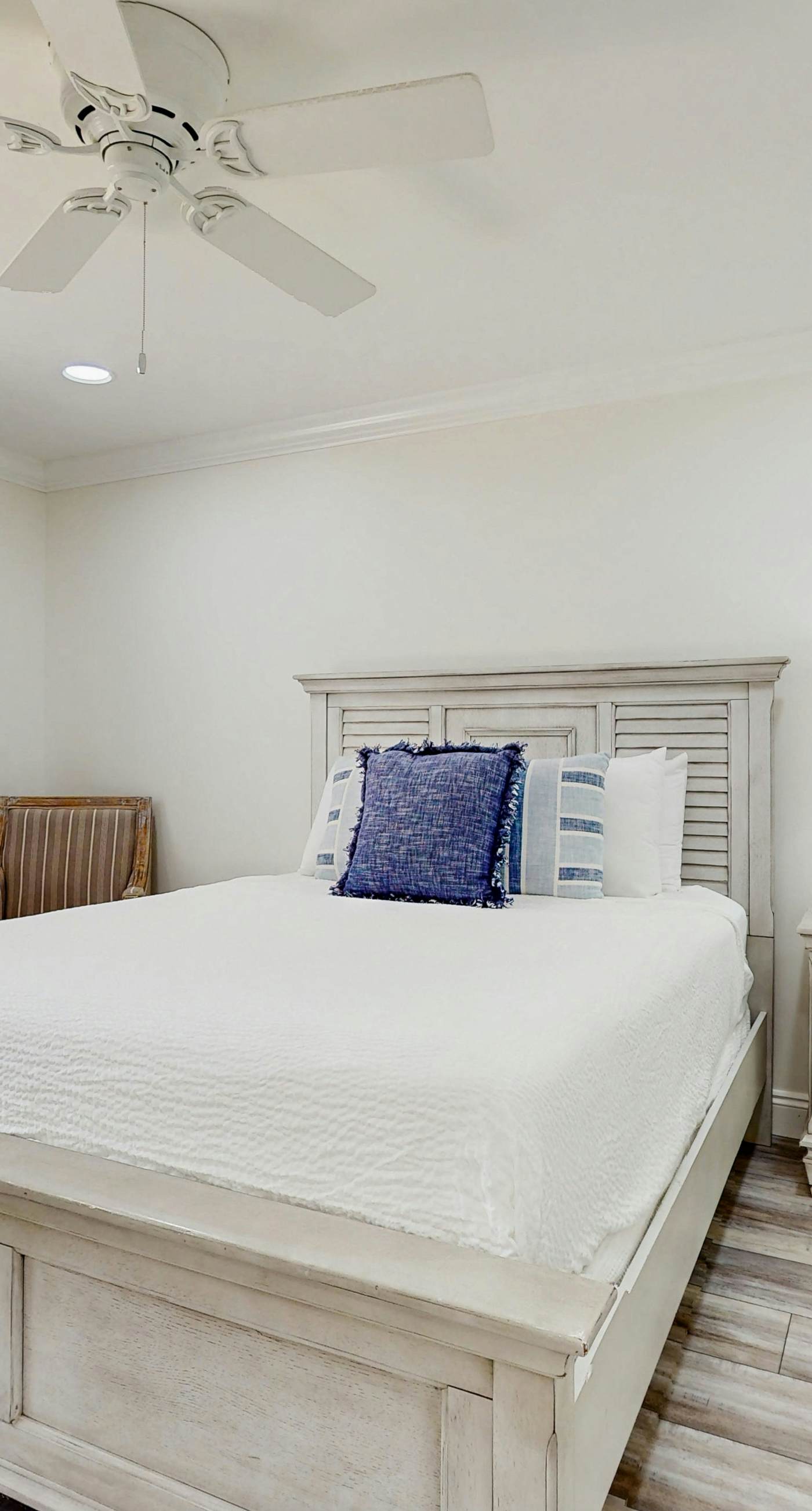 Gorgeous waterfront dog-friendly Villa with patio, deck, golf cart & shared pool