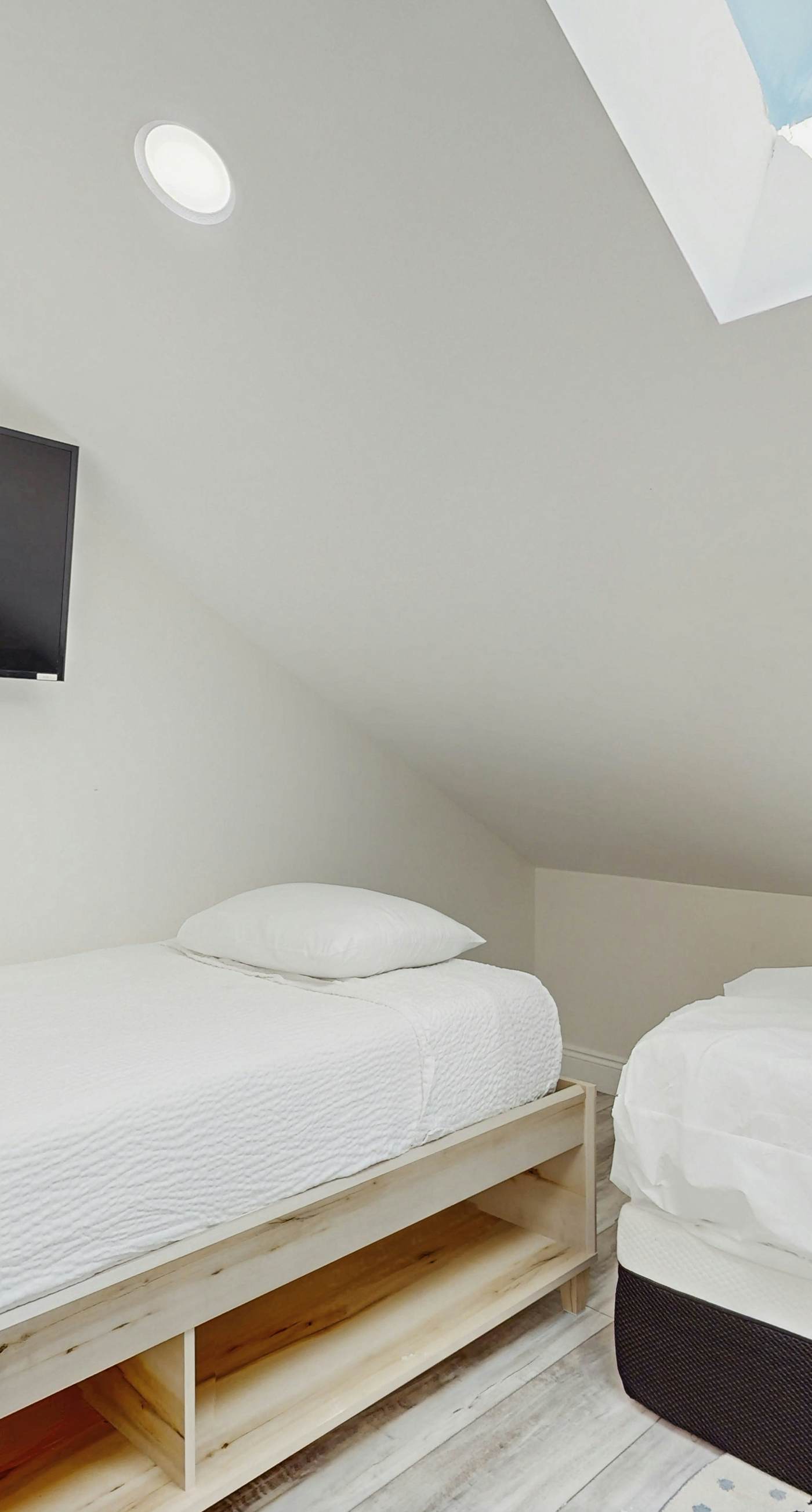 Gorgeous waterfront dog-friendly Villa with patio, deck, golf cart & shared pool