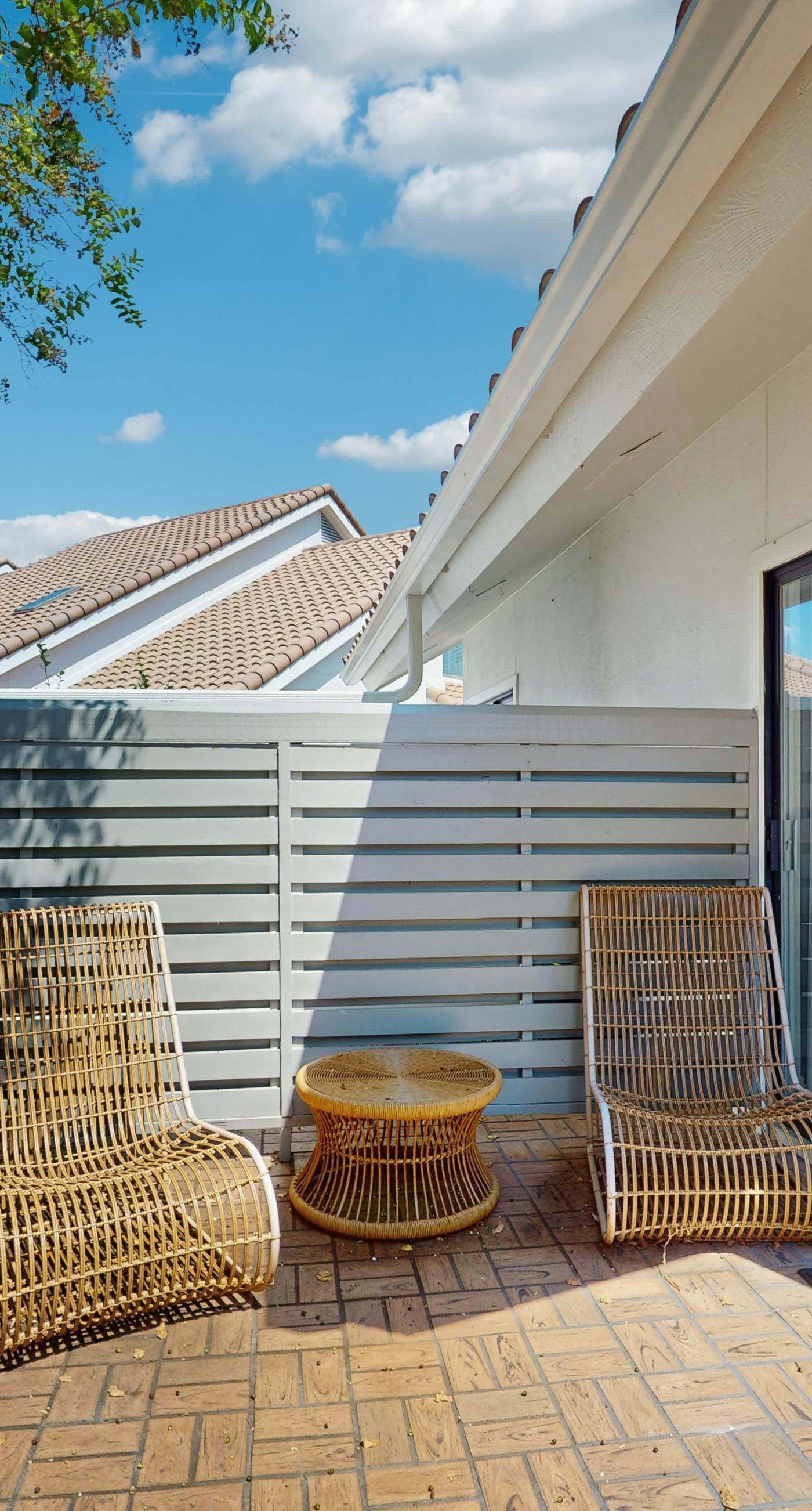 Gorgeous waterfront dog-friendly Villa with patio, deck, golf cart & shared pool