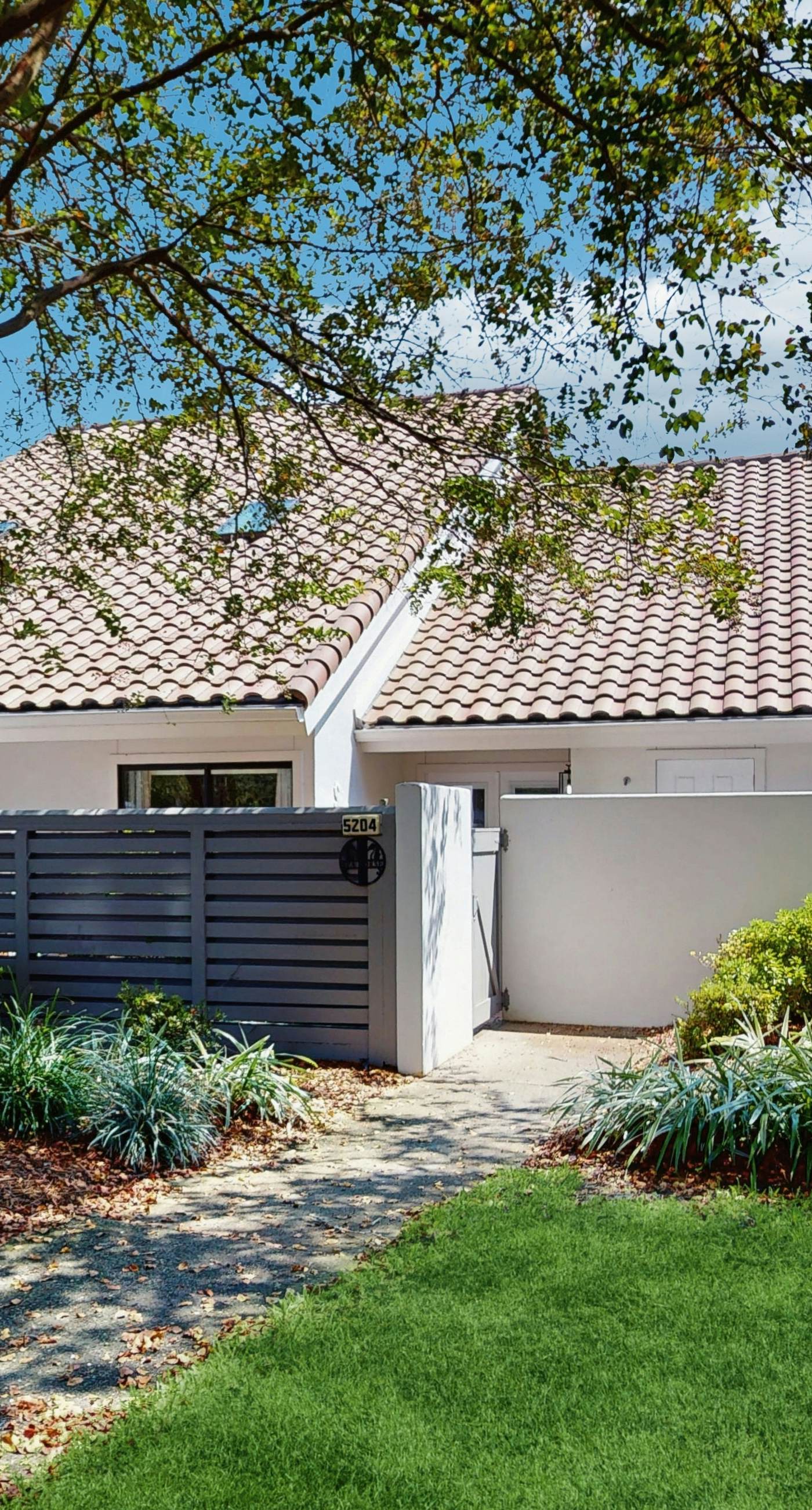 Gorgeous waterfront dog-friendly Villa with patio, deck, golf cart & shared pool