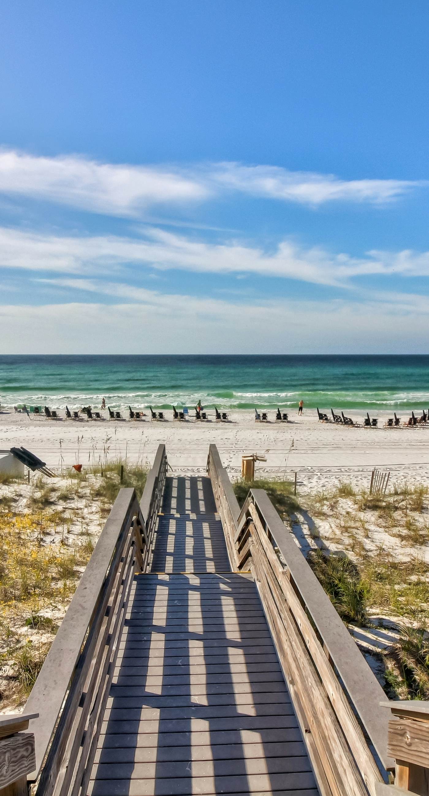 Gorgeous waterfront dog-friendly Villa with patio, deck, golf cart & shared pool