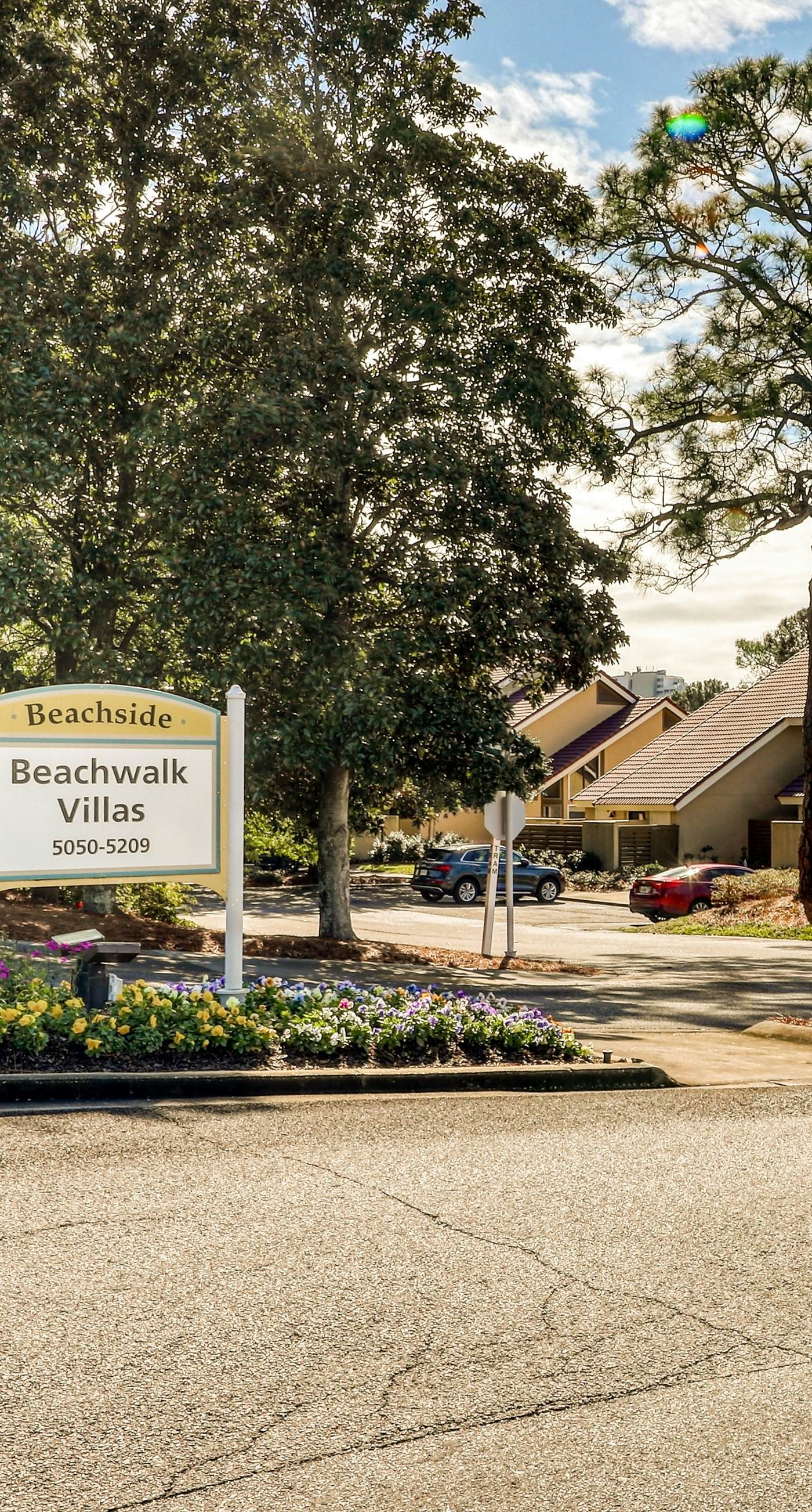 Gorgeous waterfront dog-friendly Villa with patio, deck, golf cart & shared pool