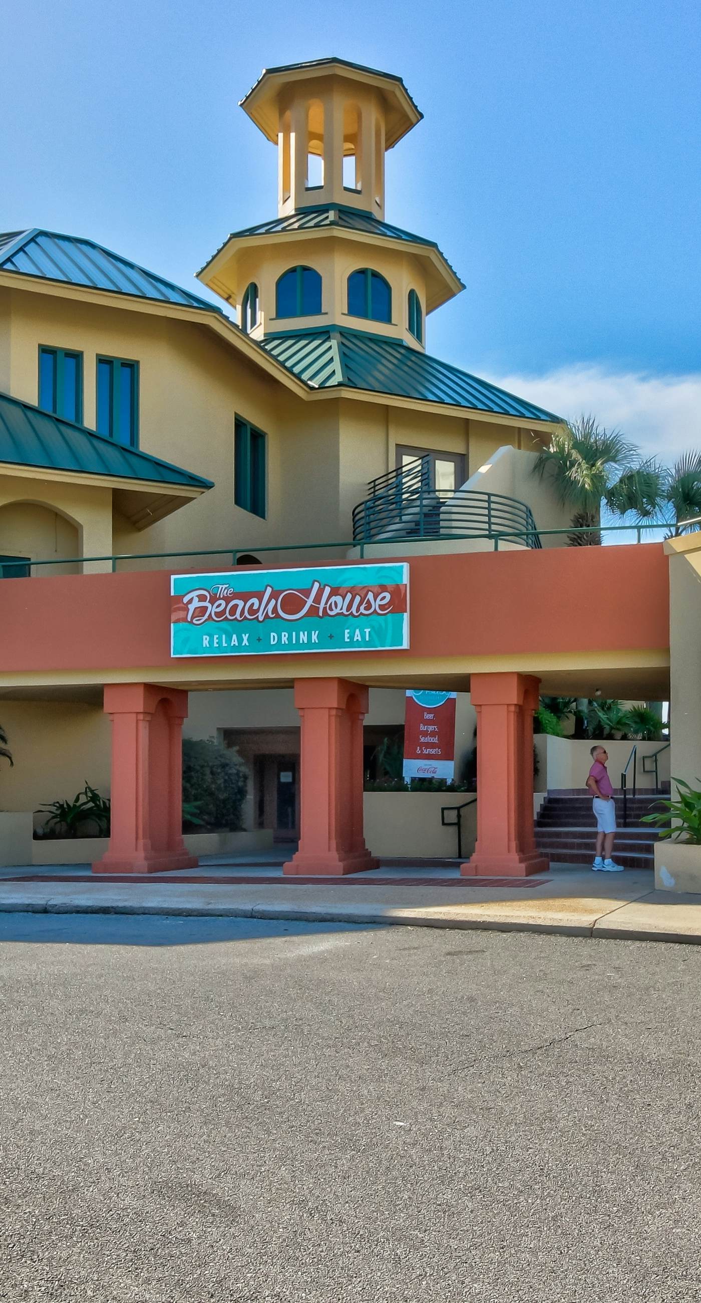 Gorgeous waterfront dog-friendly Villa with patio, deck, golf cart & shared pool