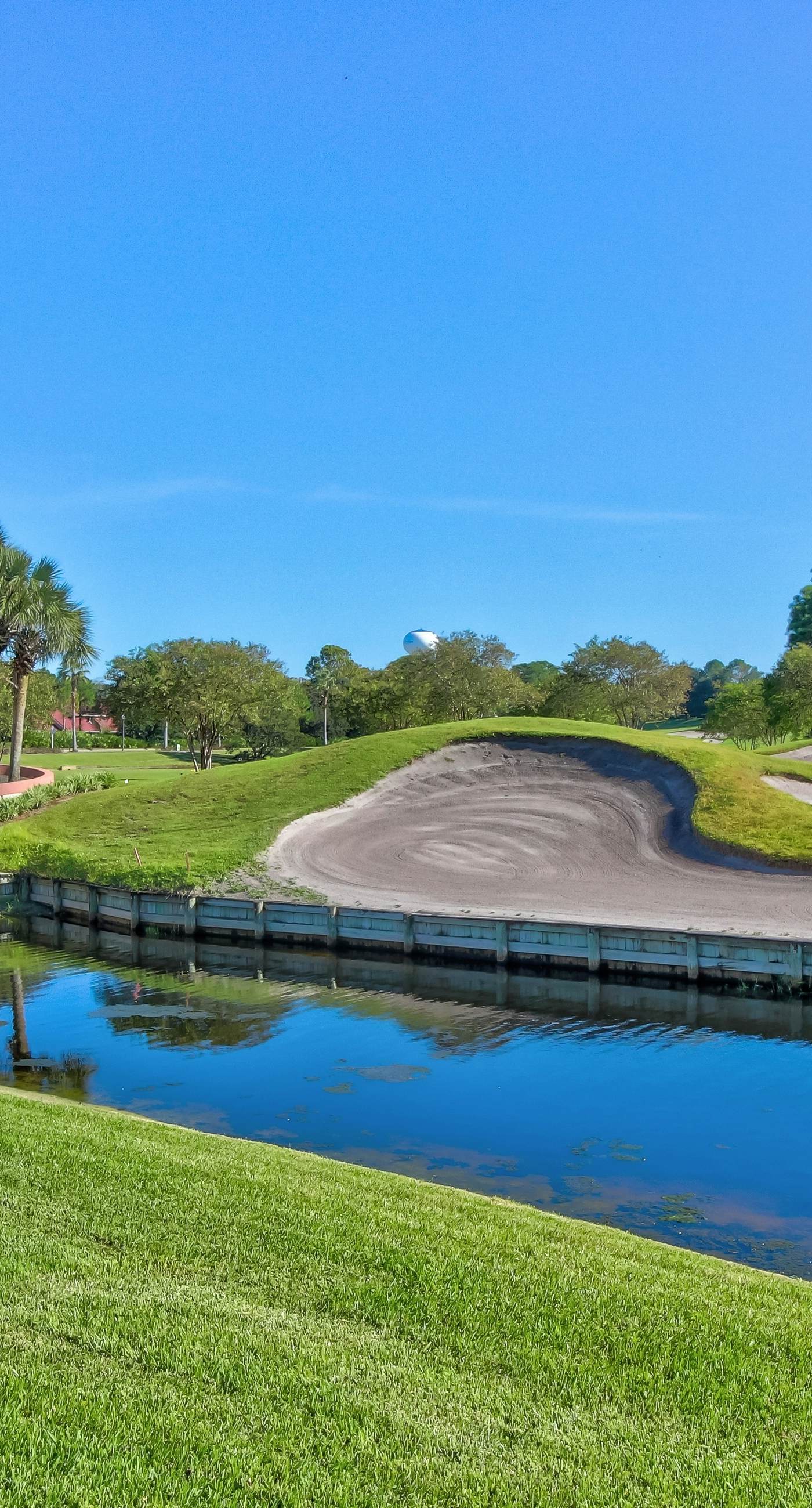 Gorgeous waterfront dog-friendly Villa with patio, deck, golf cart & shared pool