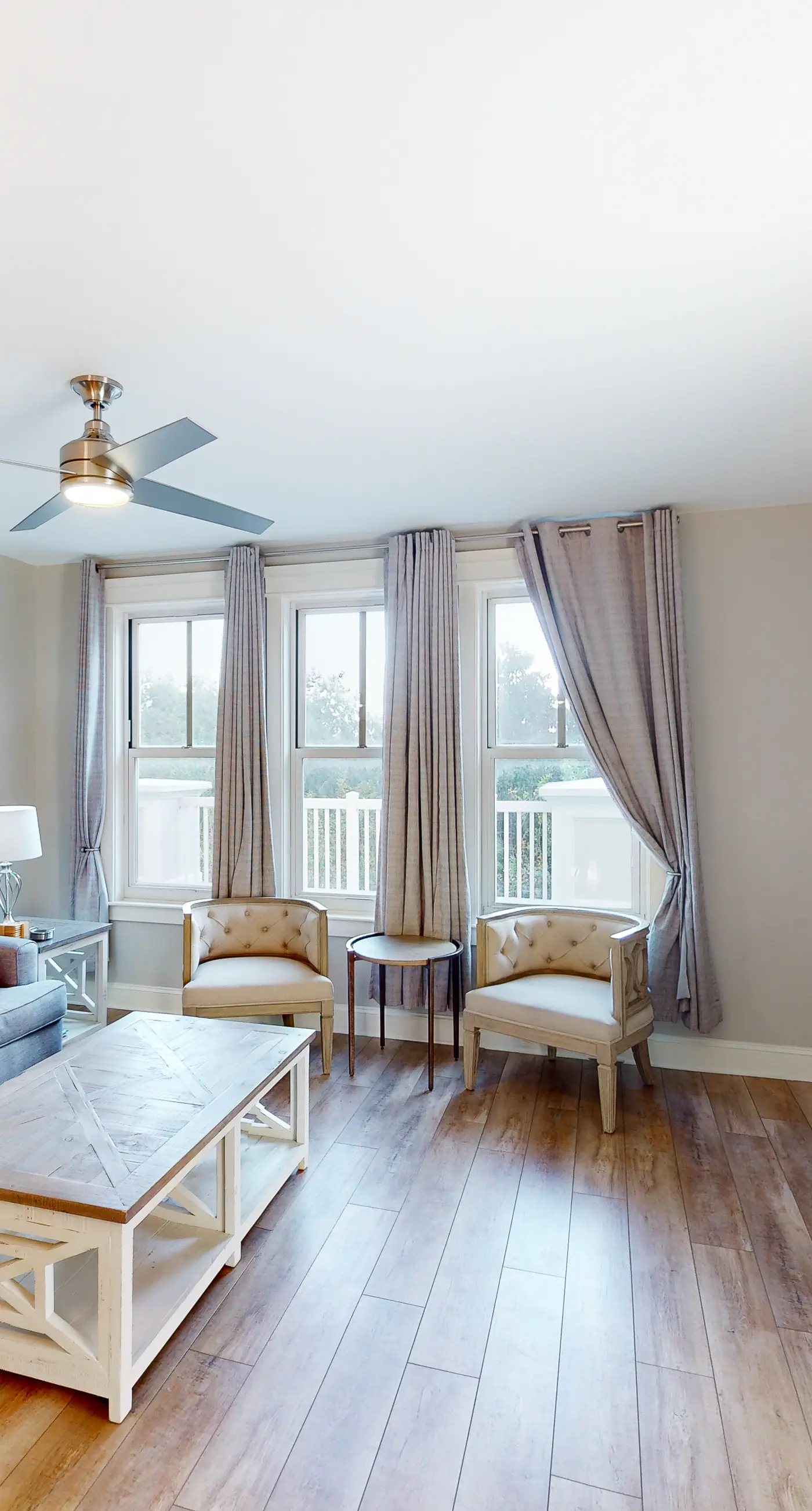 3rd-floor condo with large balcony, washer/dryer, heated pools, hot tub & gym