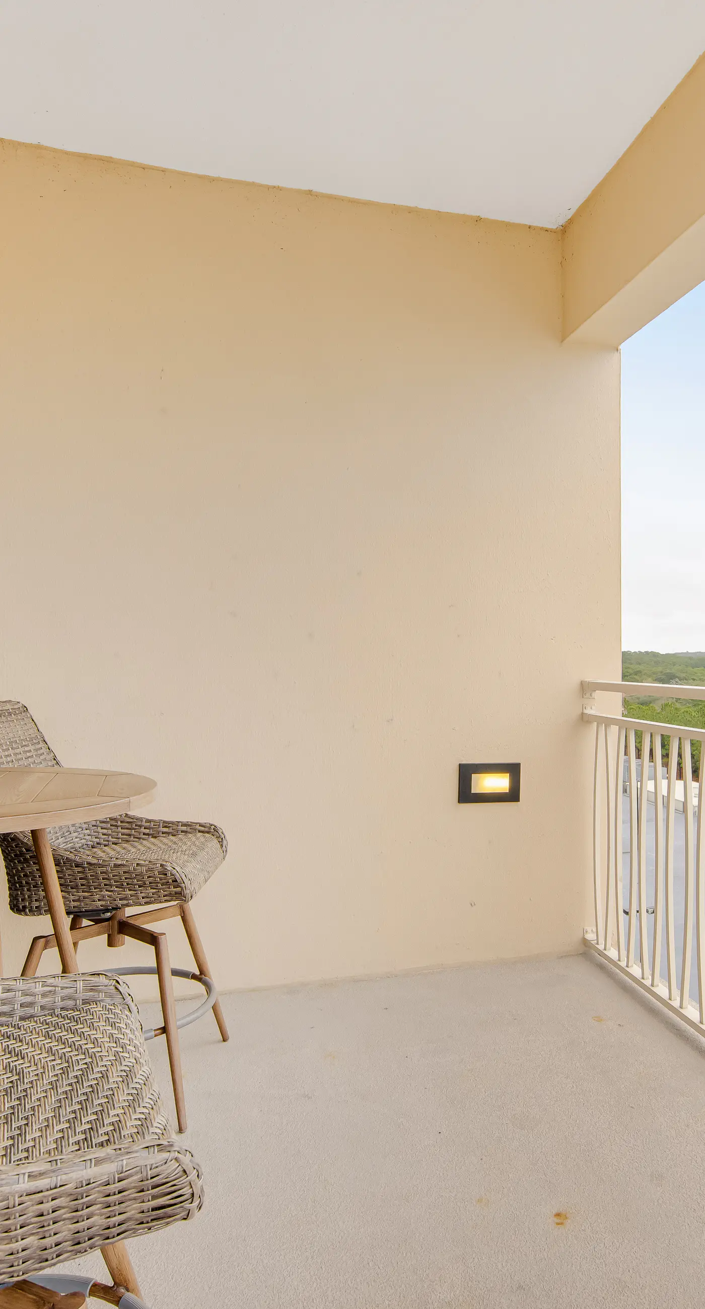 Ocean-view condo with wraparound balcony, W/D, pool, & hot tub