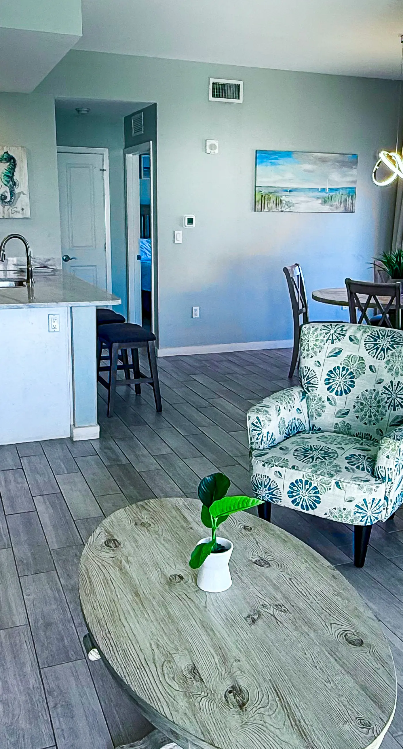 Ocean-view condo with wraparound balcony, W/D, pool, & hot tub