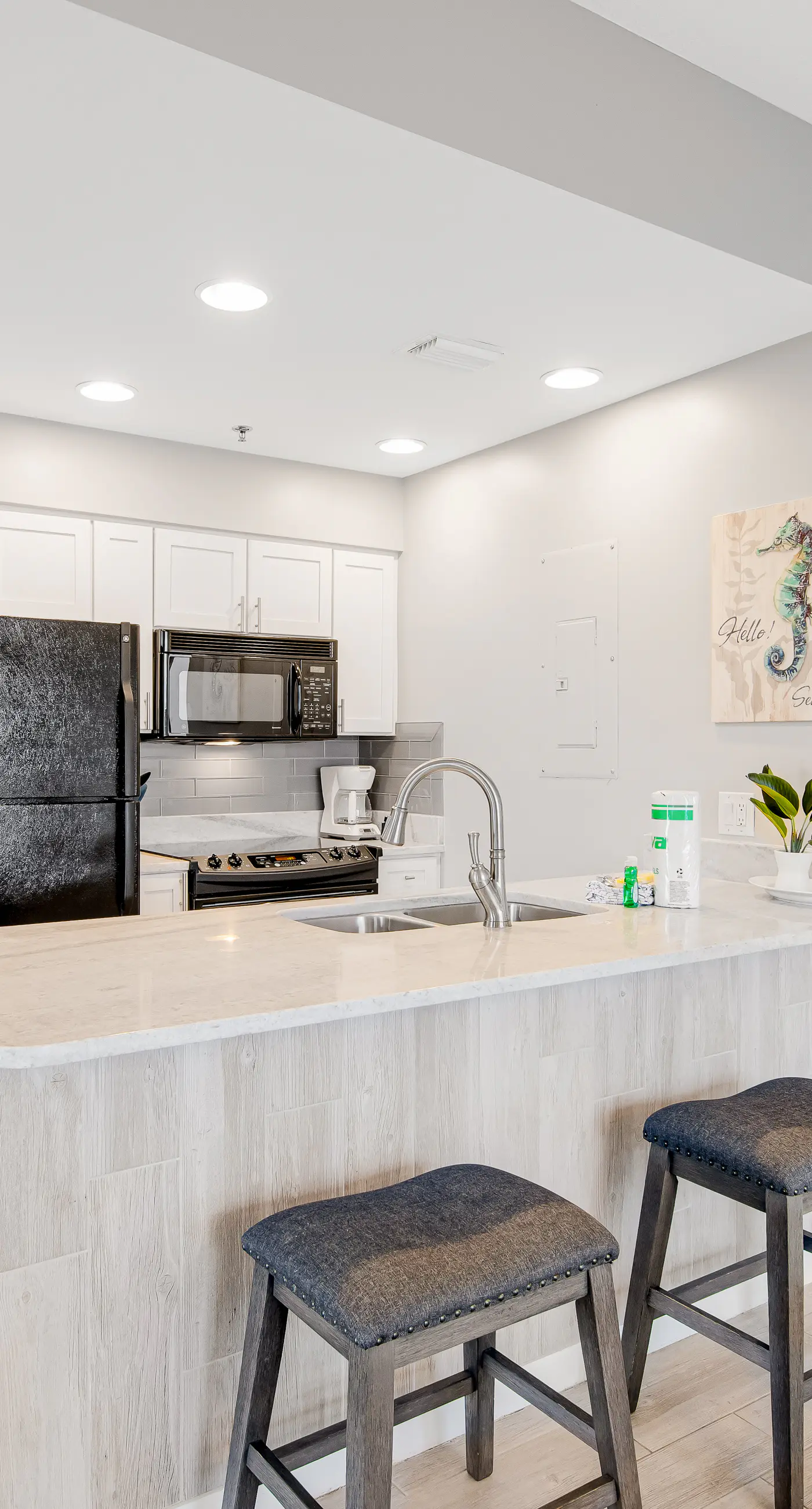 Ocean-view condo with wraparound balcony, W/D, pool, & hot tub