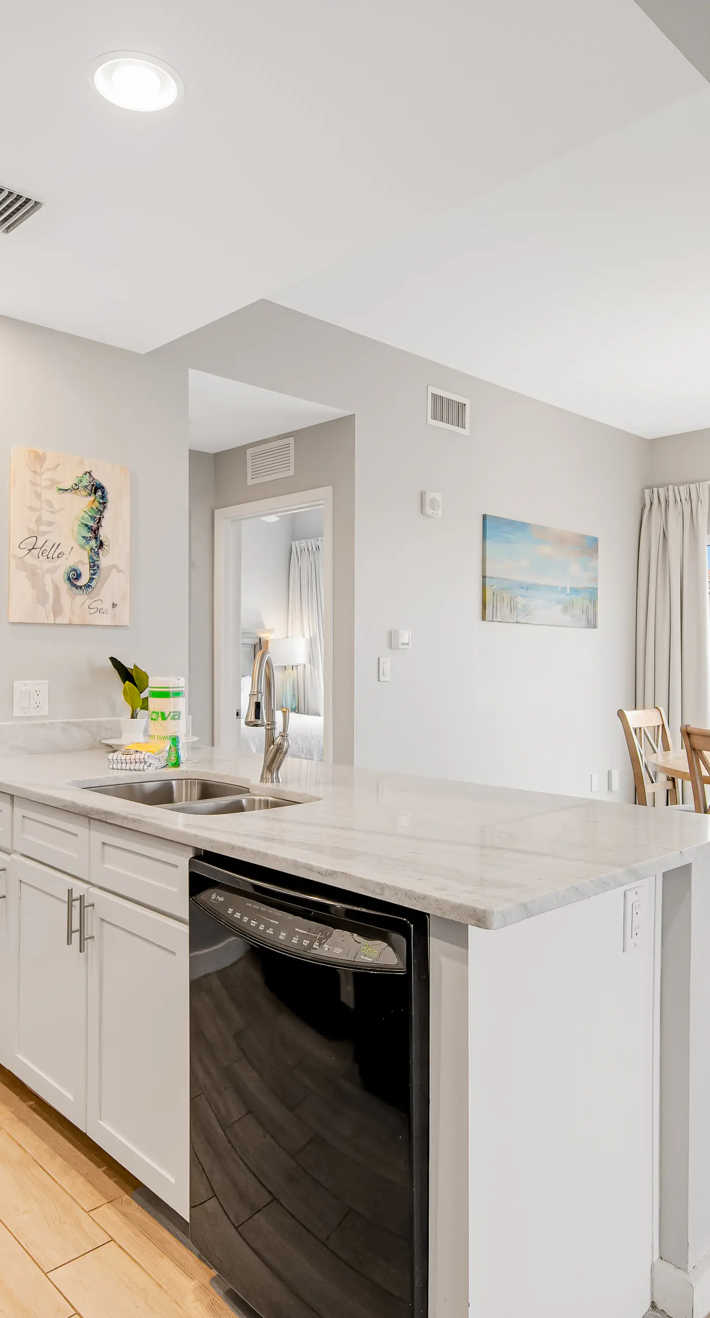 Ocean-view condo with wraparound balcony, W/D, pool, & hot tub