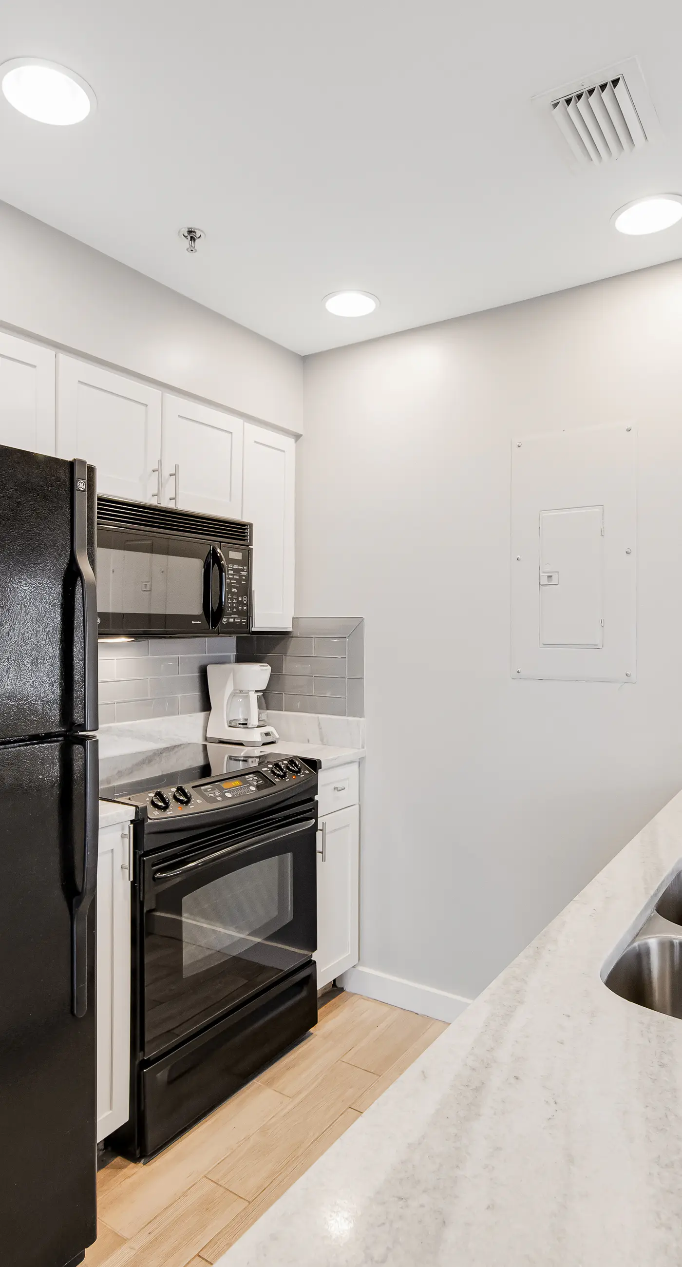 Ocean-view condo with wraparound balcony, W/D, pool, & hot tub