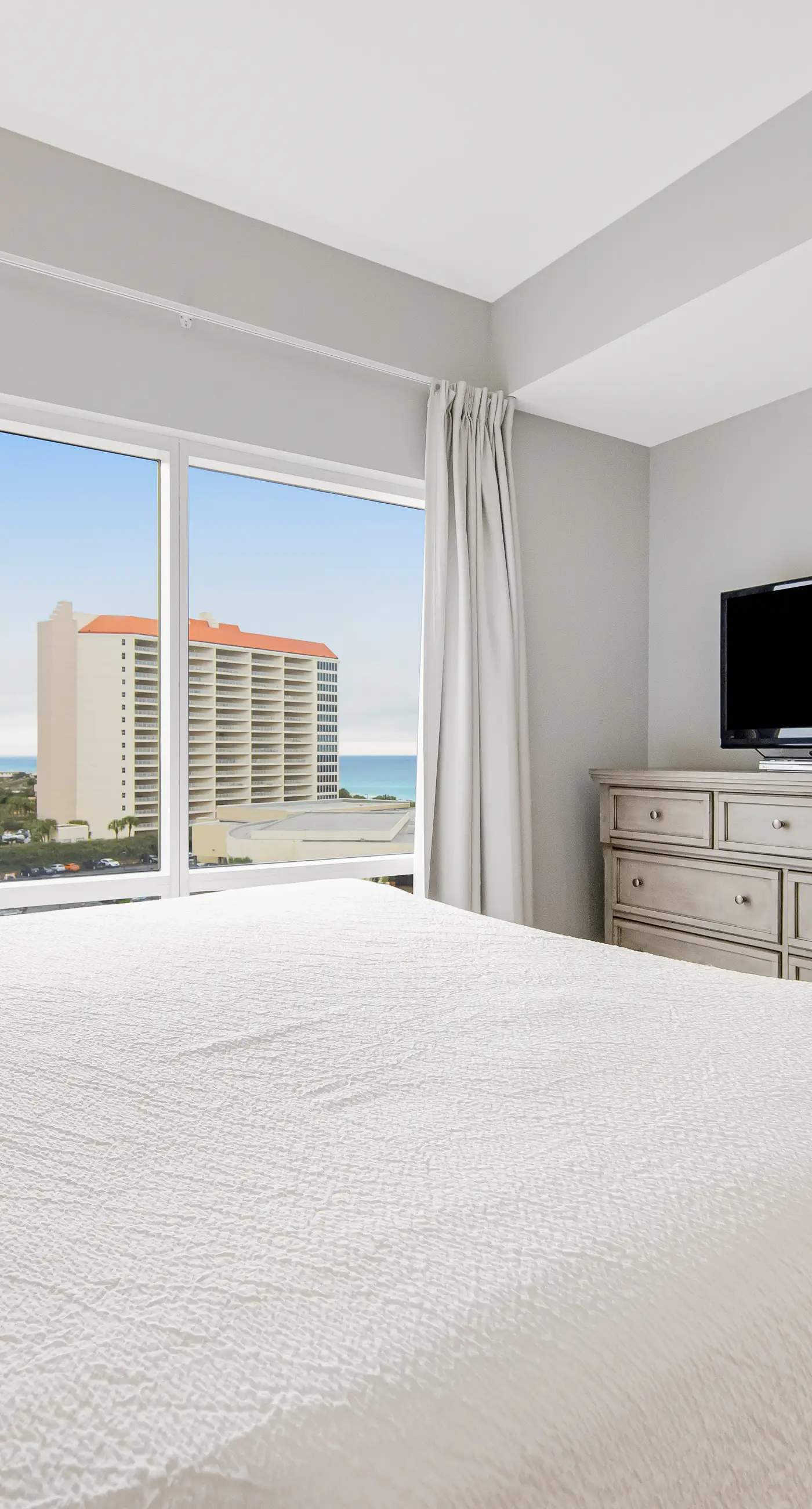 Ocean-view condo with wraparound balcony, W/D, pool, & hot tub