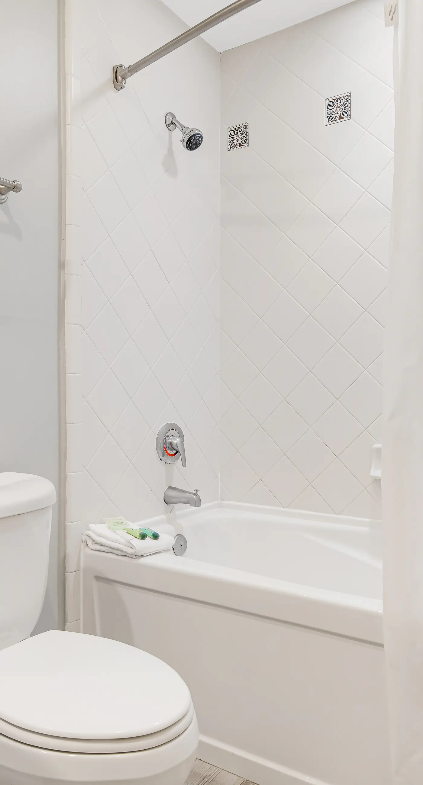 Ocean-view condo with wraparound balcony, W/D, pool, & hot tub