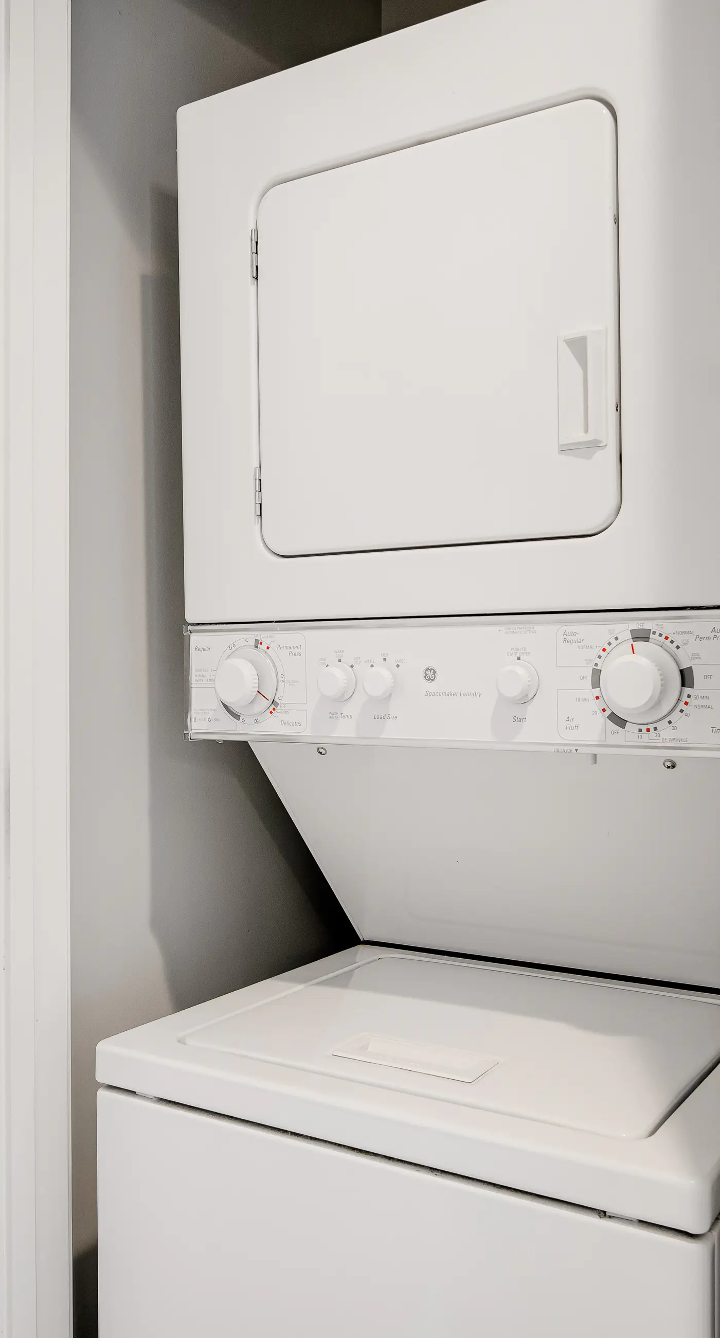 Ocean-view condo with wraparound balcony, W/D, pool, & hot tub