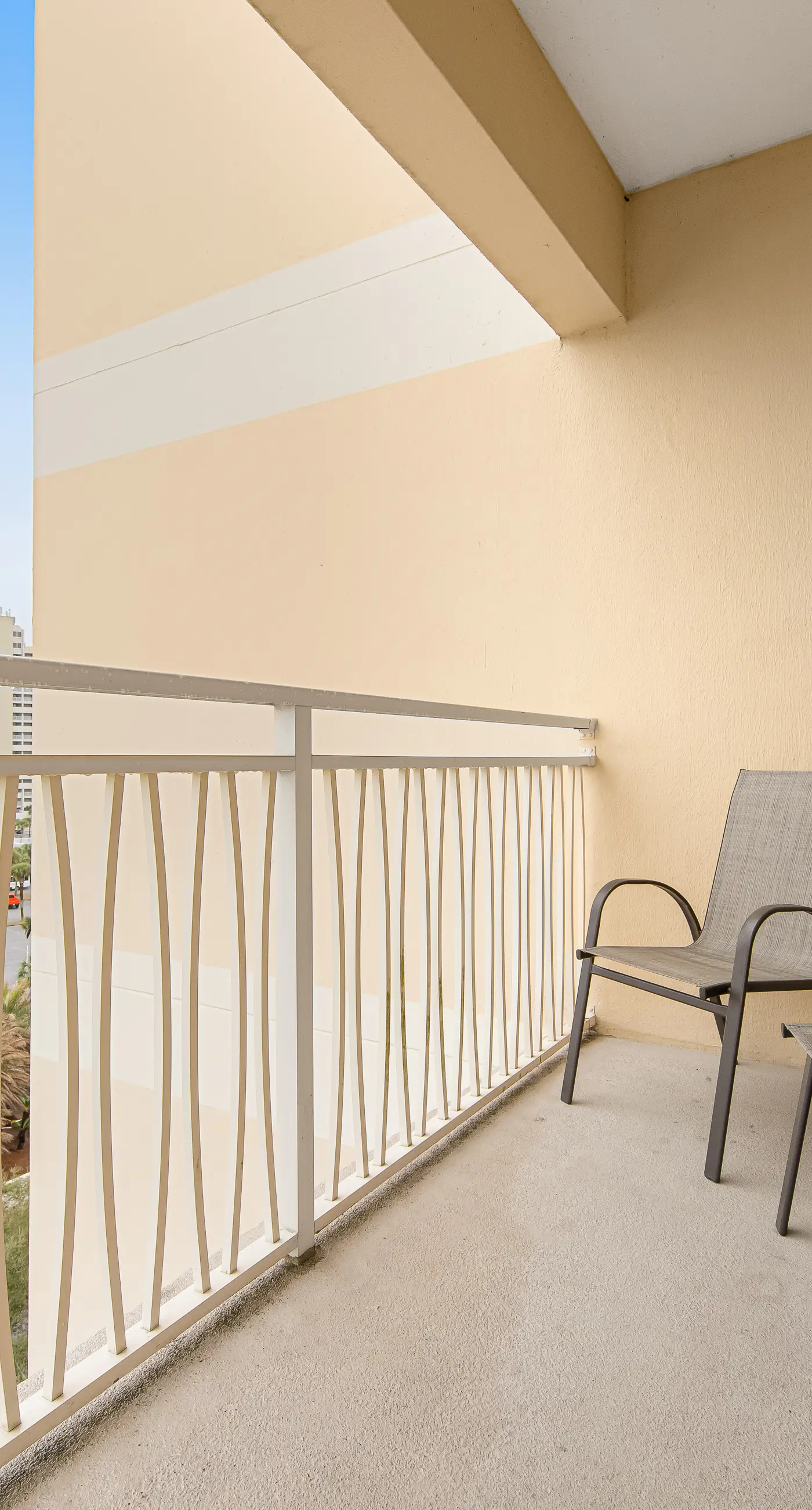 Ocean-view condo with wraparound balcony, W/D, pool, & hot tub