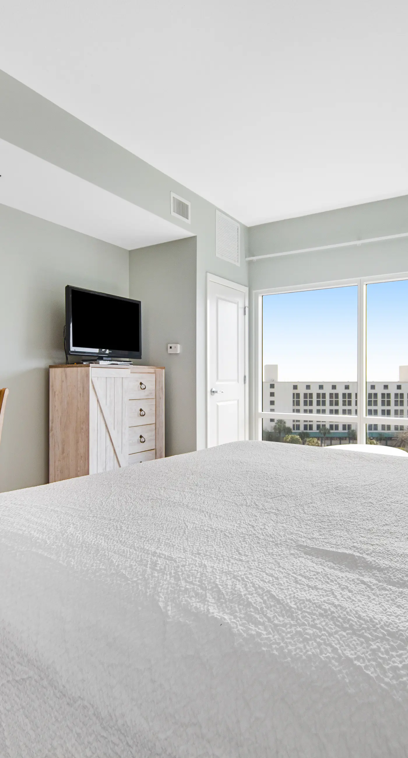 Sunshine-filled ocean view studio with pool, hot tub, fitness room, and AC