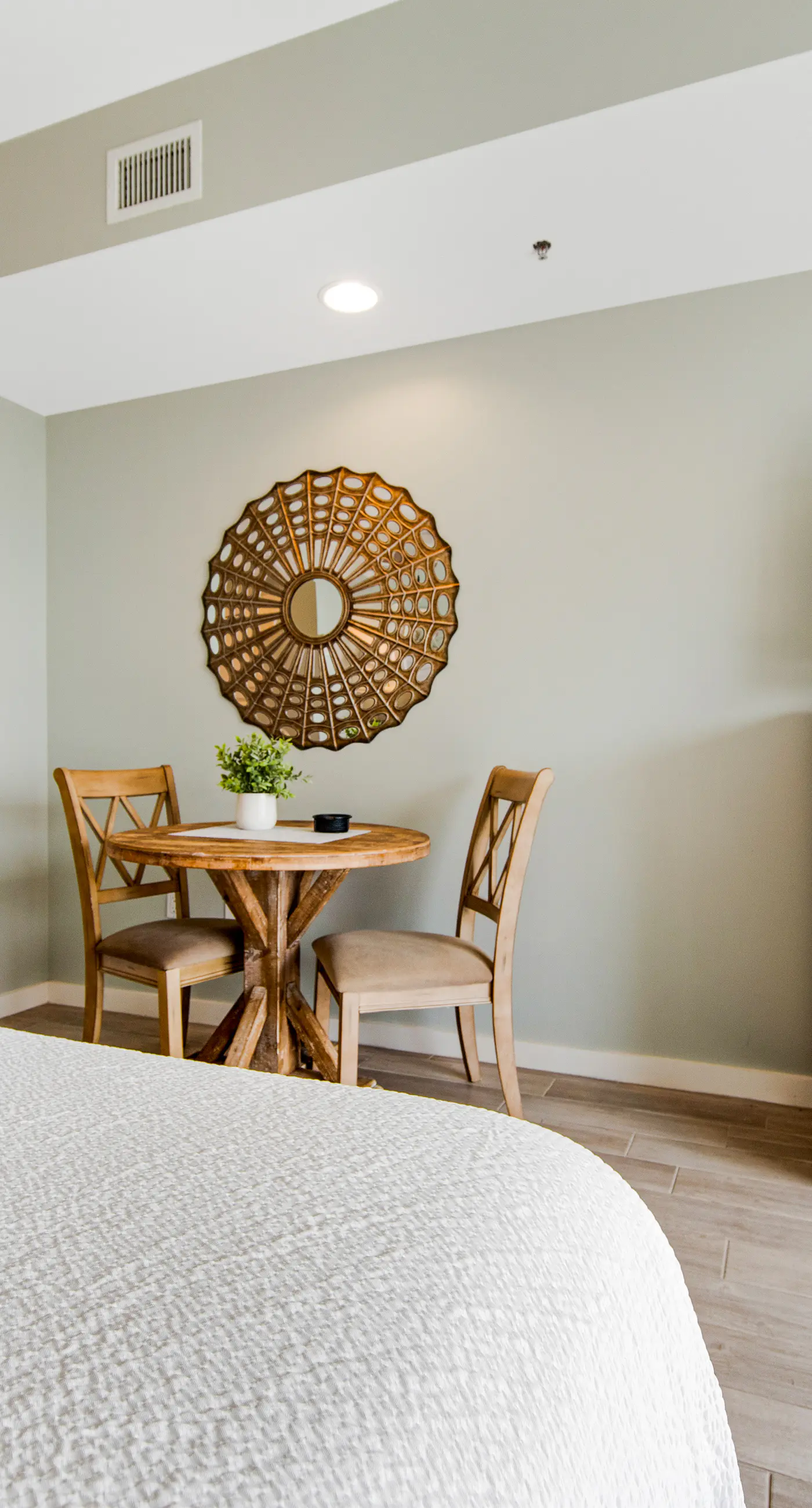 Sunshine-filled ocean view studio with pool, hot tub, fitness room, and AC