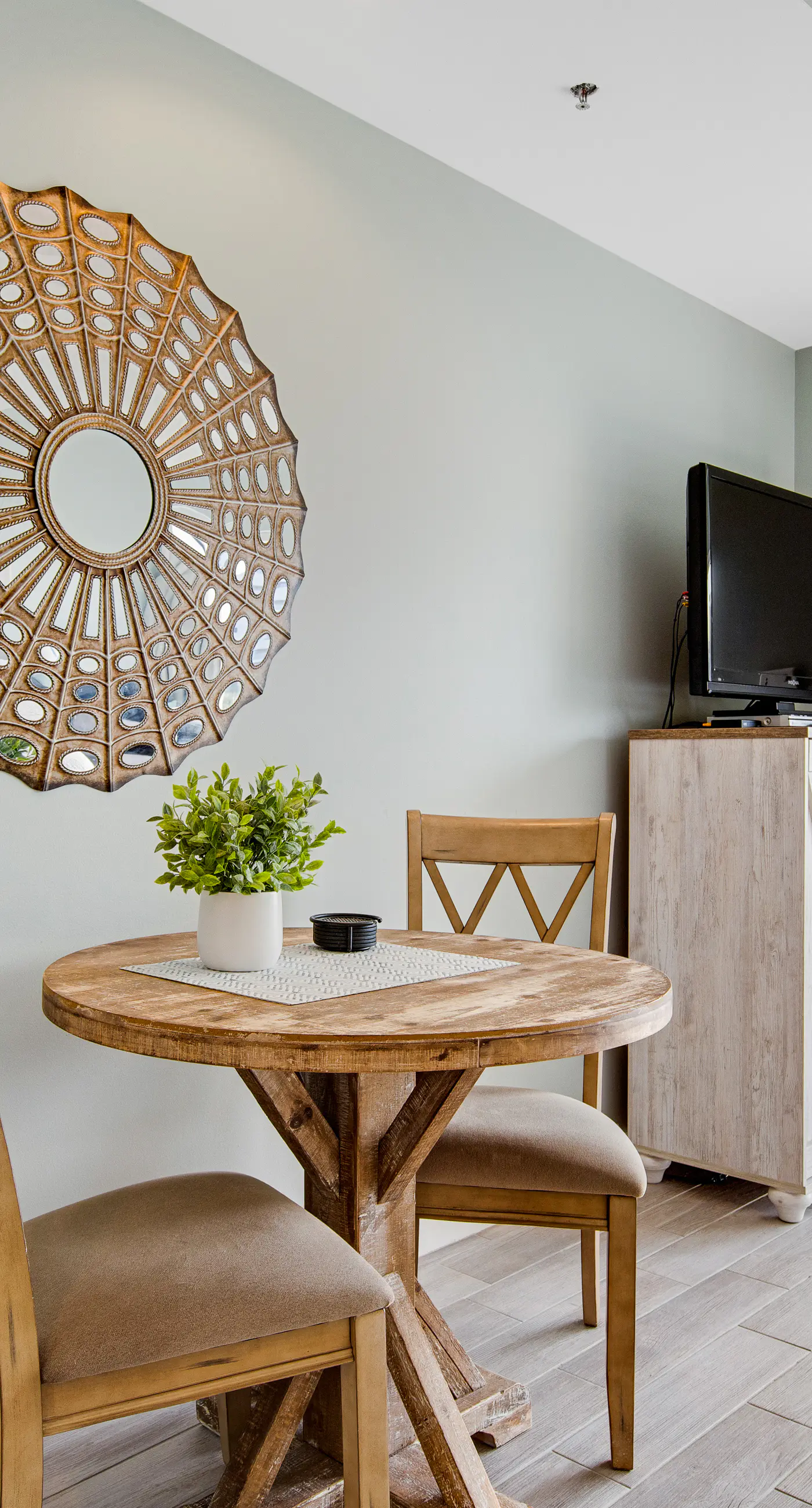 Sunshine-filled ocean view studio with pool, hot tub, fitness room, and AC