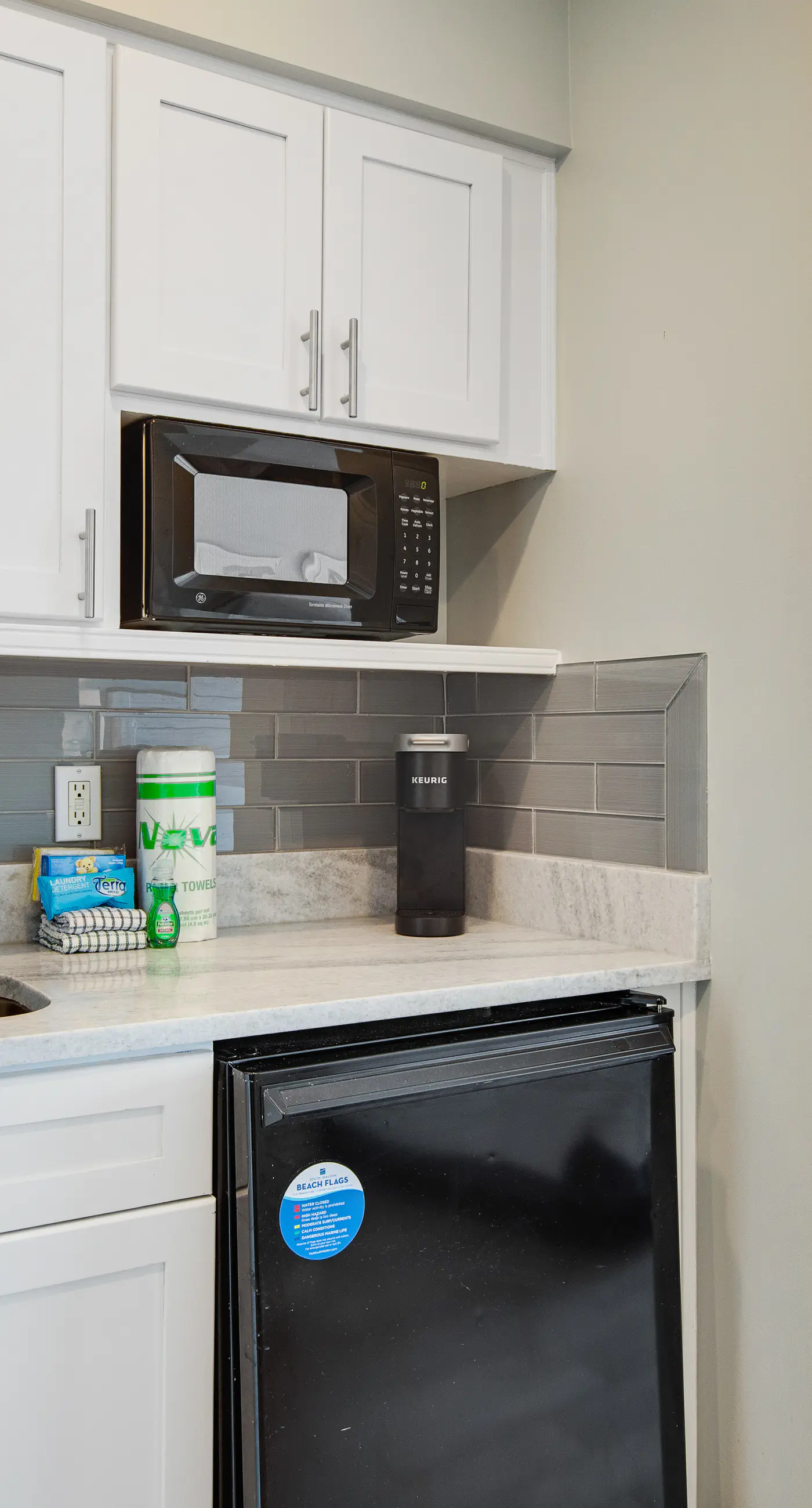 Sunshine-filled ocean view studio with pool, hot tub, fitness room, and AC