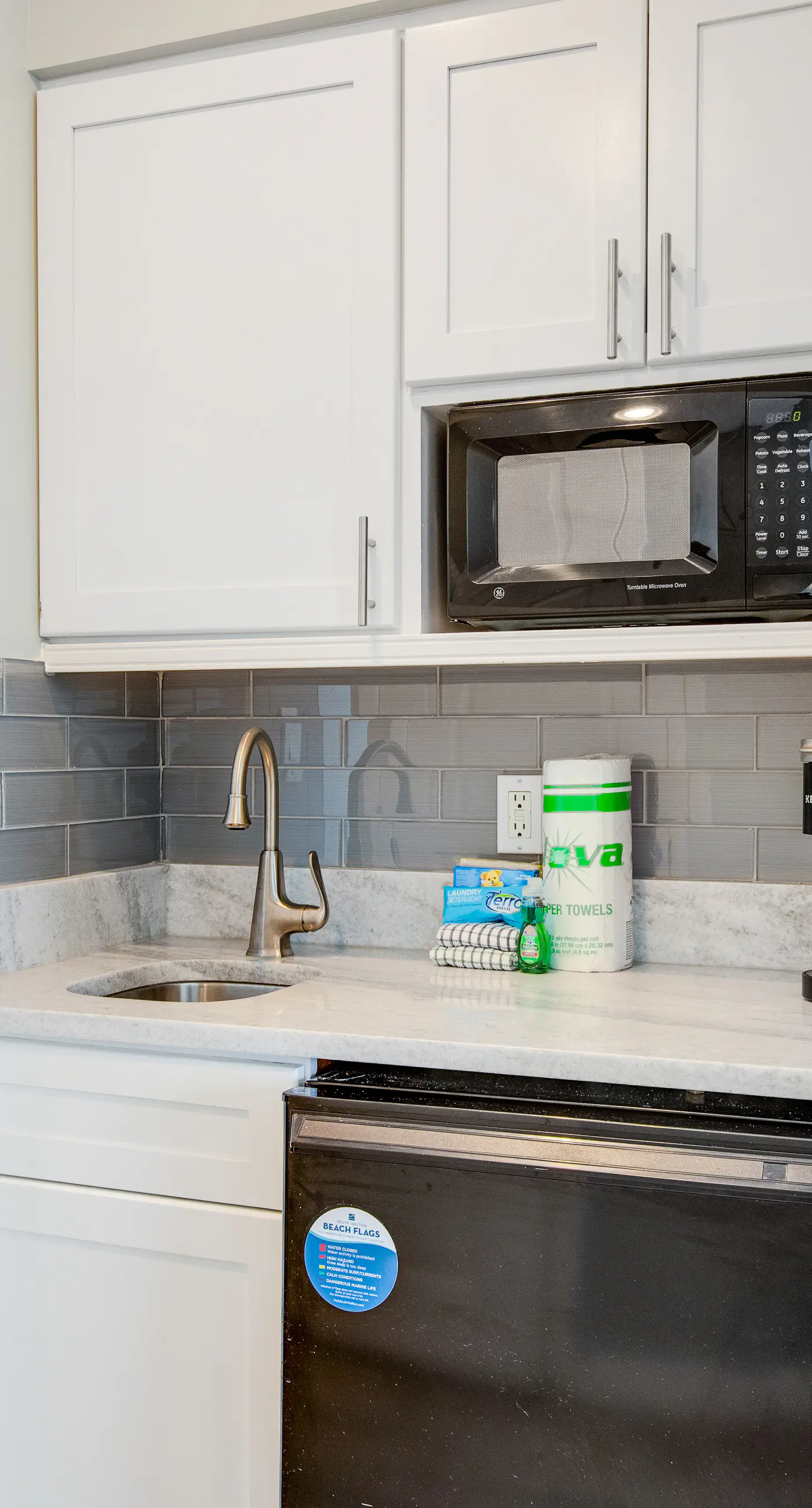 Sunshine-filled ocean view studio with pool, hot tub, fitness room, and AC