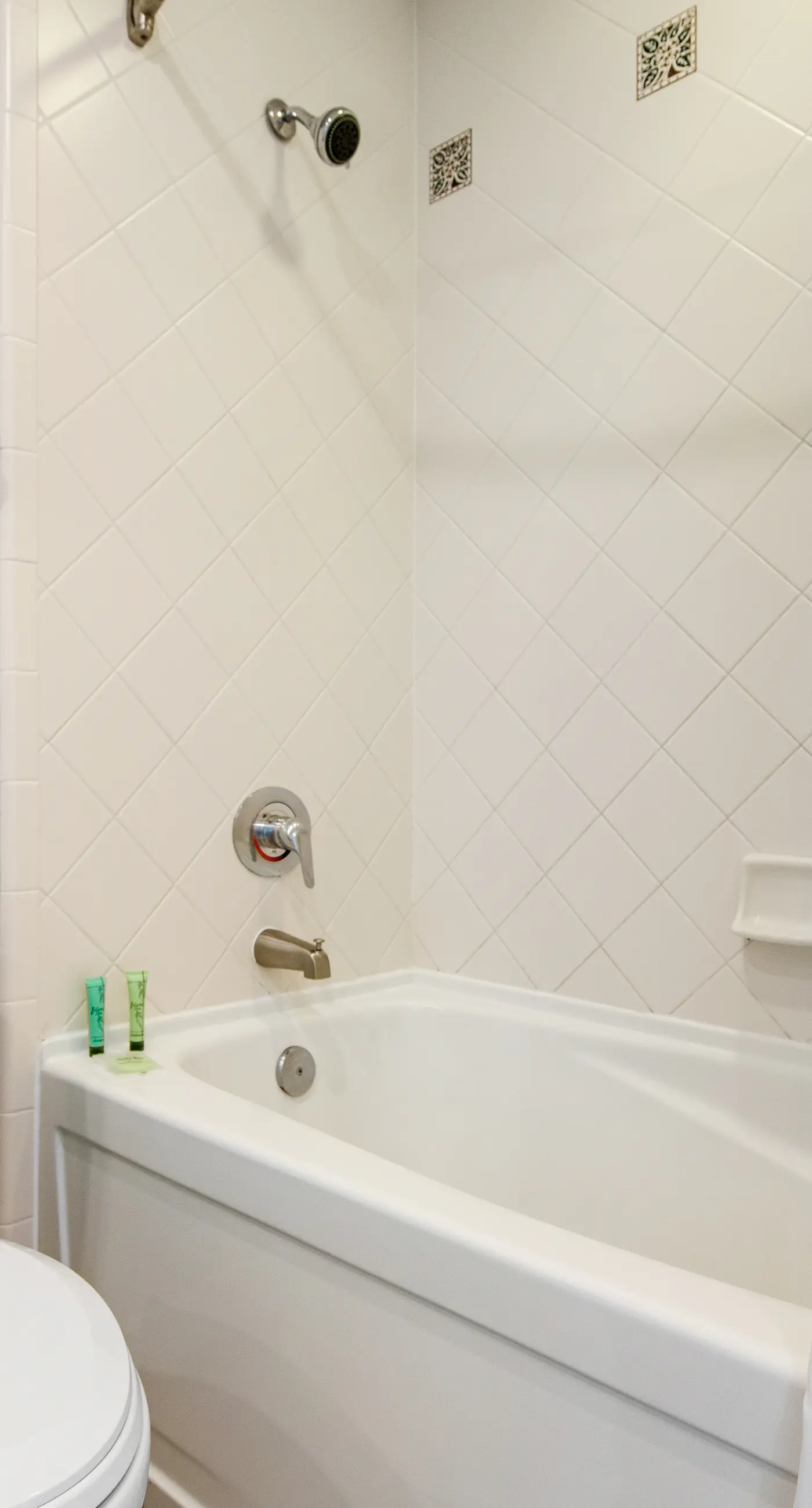 Sunshine-filled ocean view studio with pool, hot tub, fitness room, and AC