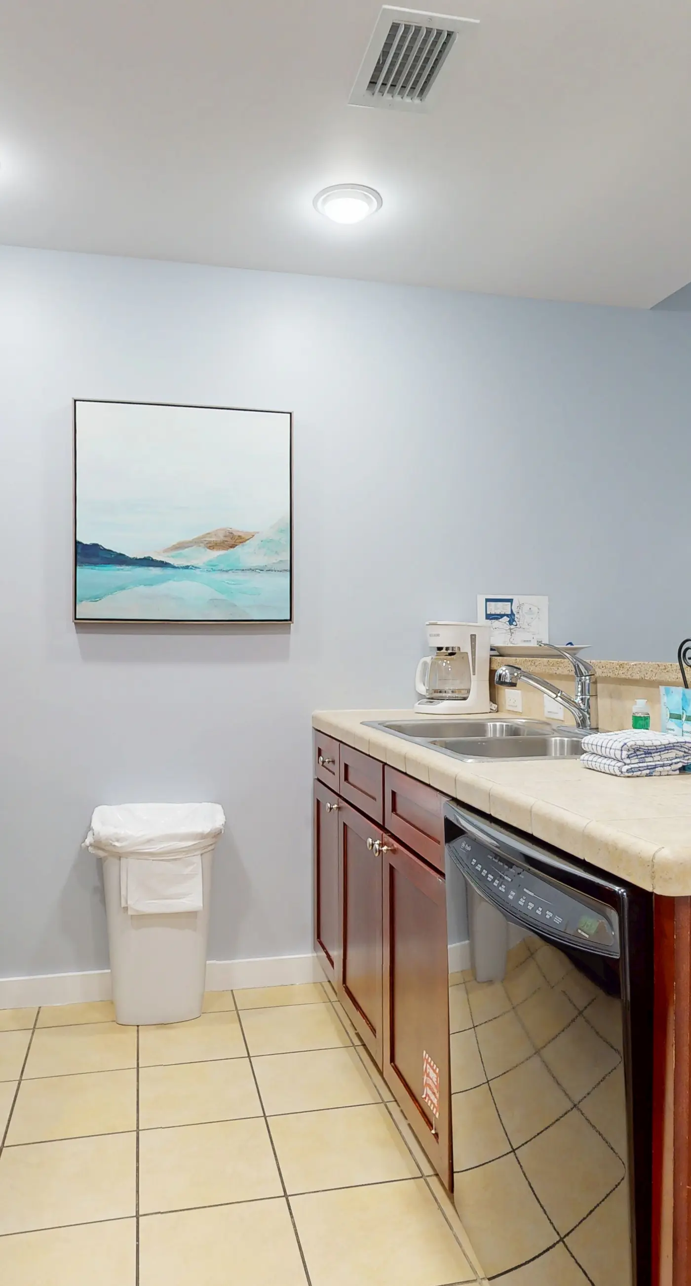 Cozy coastal condo with shared pool/hot tub and easy Bbach access