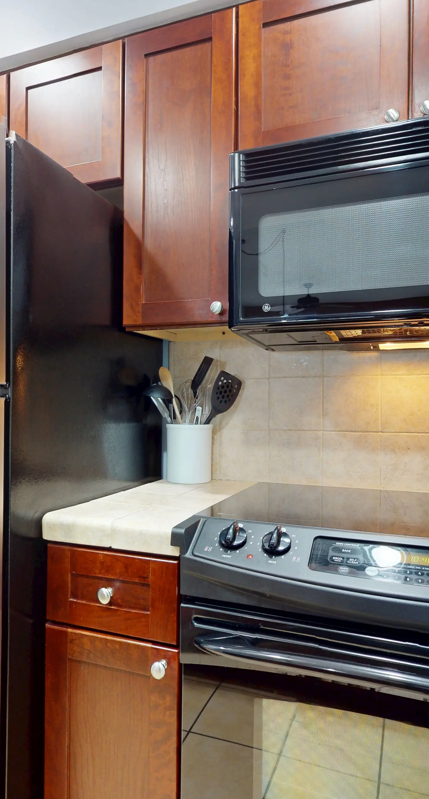 Cozy coastal condo with shared pool/hot tub and easy Bbach access