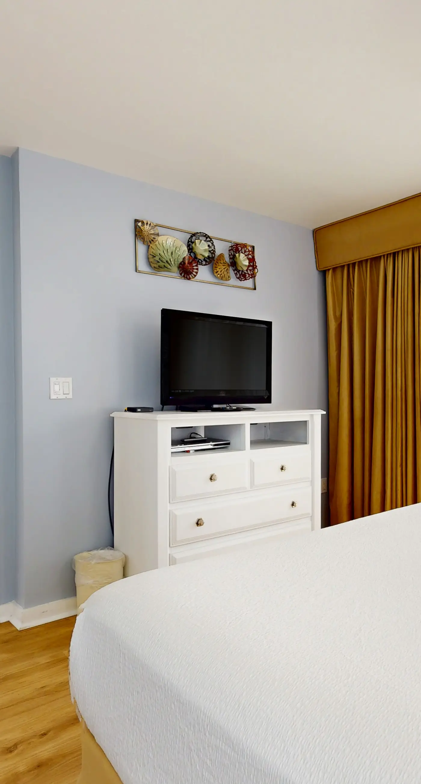 Cozy coastal condo with shared pool/hot tub and easy Bbach access
