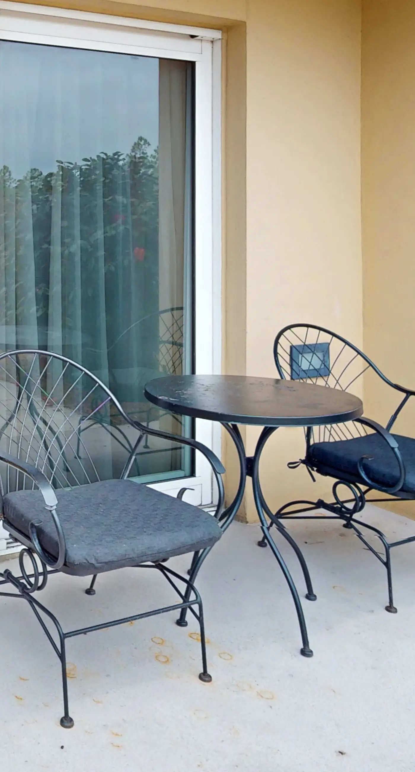 Cozy coastal condo with shared pool/hot tub and easy Bbach access