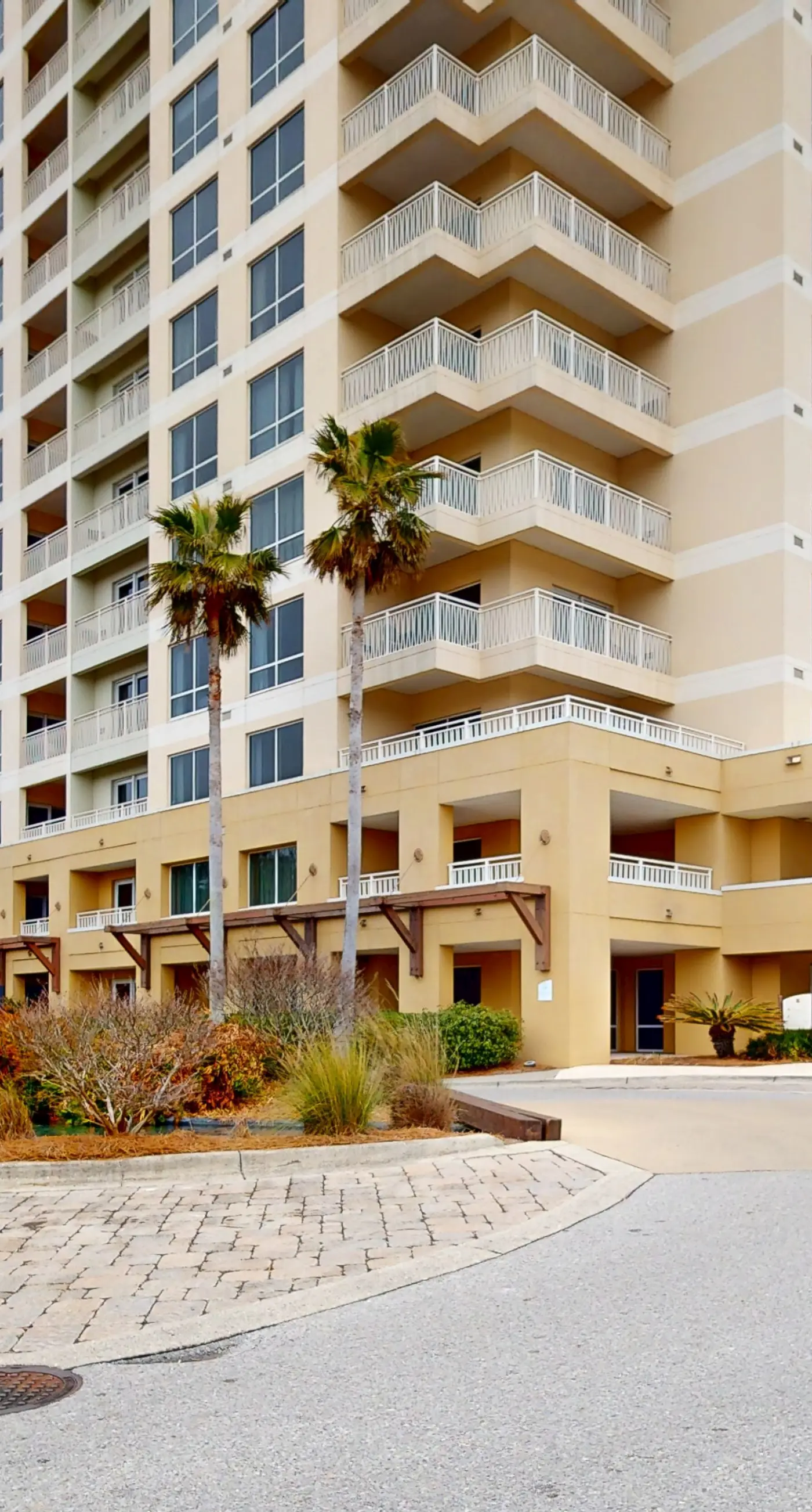 Cozy coastal condo with shared pool/hot tub and easy Bbach access