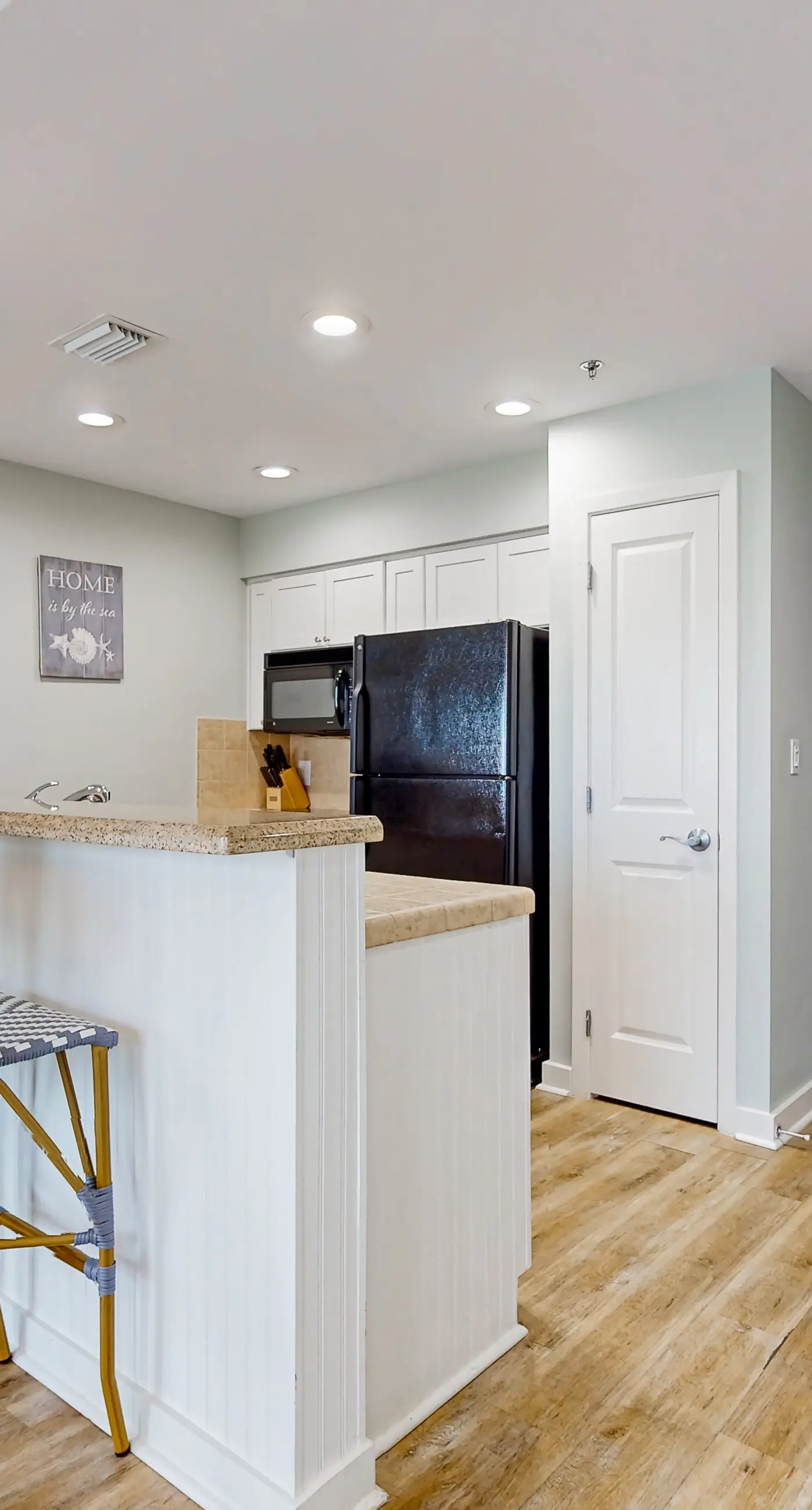 Luxe Luau condo w/on-site pool, golf & marina - steps to beach