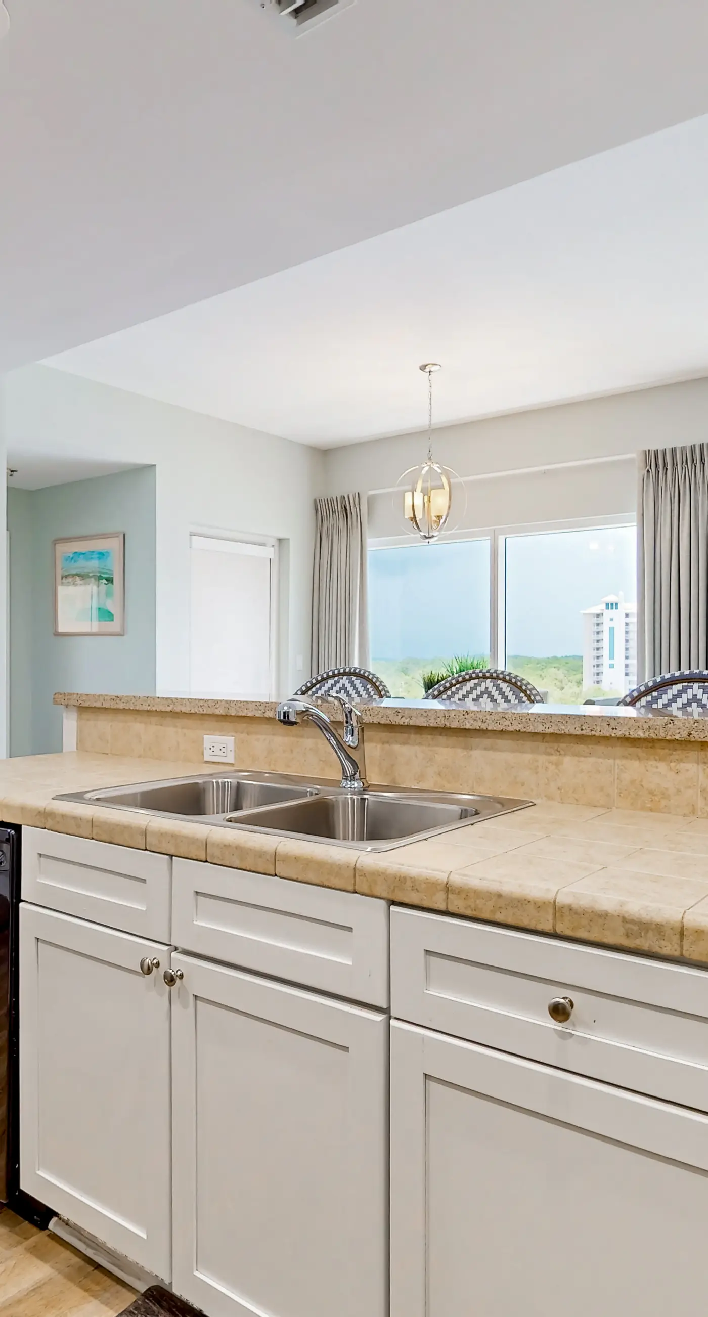 Luxe Luau condo w/on-site pool, golf & marina - steps to beach